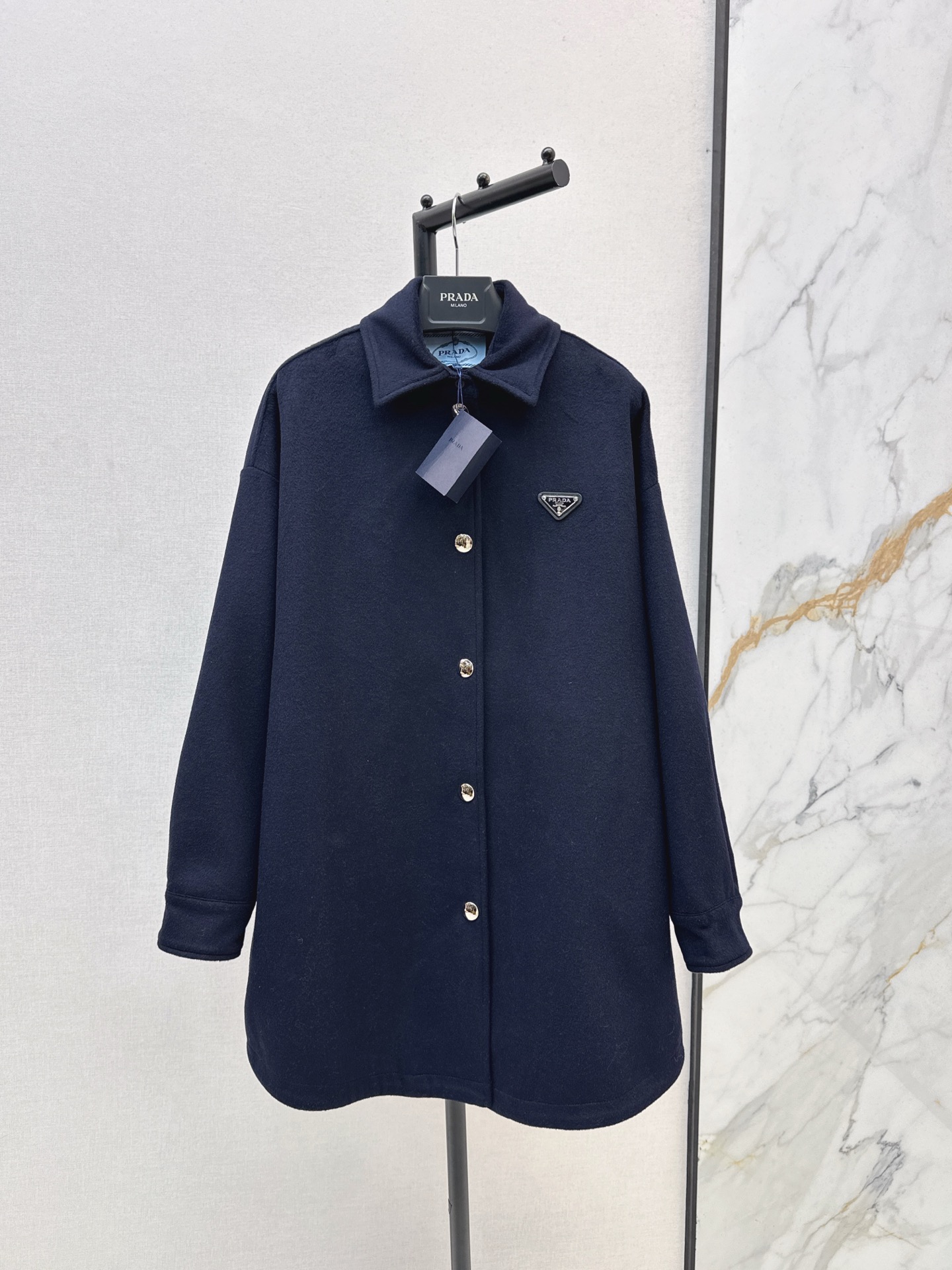 NO:549643,PD 25Ss————The latest triangle logo coat in autumn and winter is a fashionable and must-have layering tool. Purely handmade double-sided nylon fabric. Temperament lapel shirt-style silhouette design is handsome and fashionable. Imported wool fabric has a delicate texture, is soft, wide and stylish. The H-shaped version has an elegant and capable temperament. It is versatile and fashionable. The upper body looks slim and tall. Two colors are available for sale now. sml,, jackets & coats, shirts, alexander wang19860909PD 25Ss————秋冬最新款三角标大衣外套时髦精必入叠搭神器 纯手工制作双面尼羊毛面料 气质翻领衬衫式廓型设计帅气又时髦 进口羊毛面料质感细腻柔软挺阔有型 不挑人H版型气质干练 百搭时髦上身显瘦又高挑 两色现货发售sml,,jackets & coats,shirts,alexander wang,Women's clothing