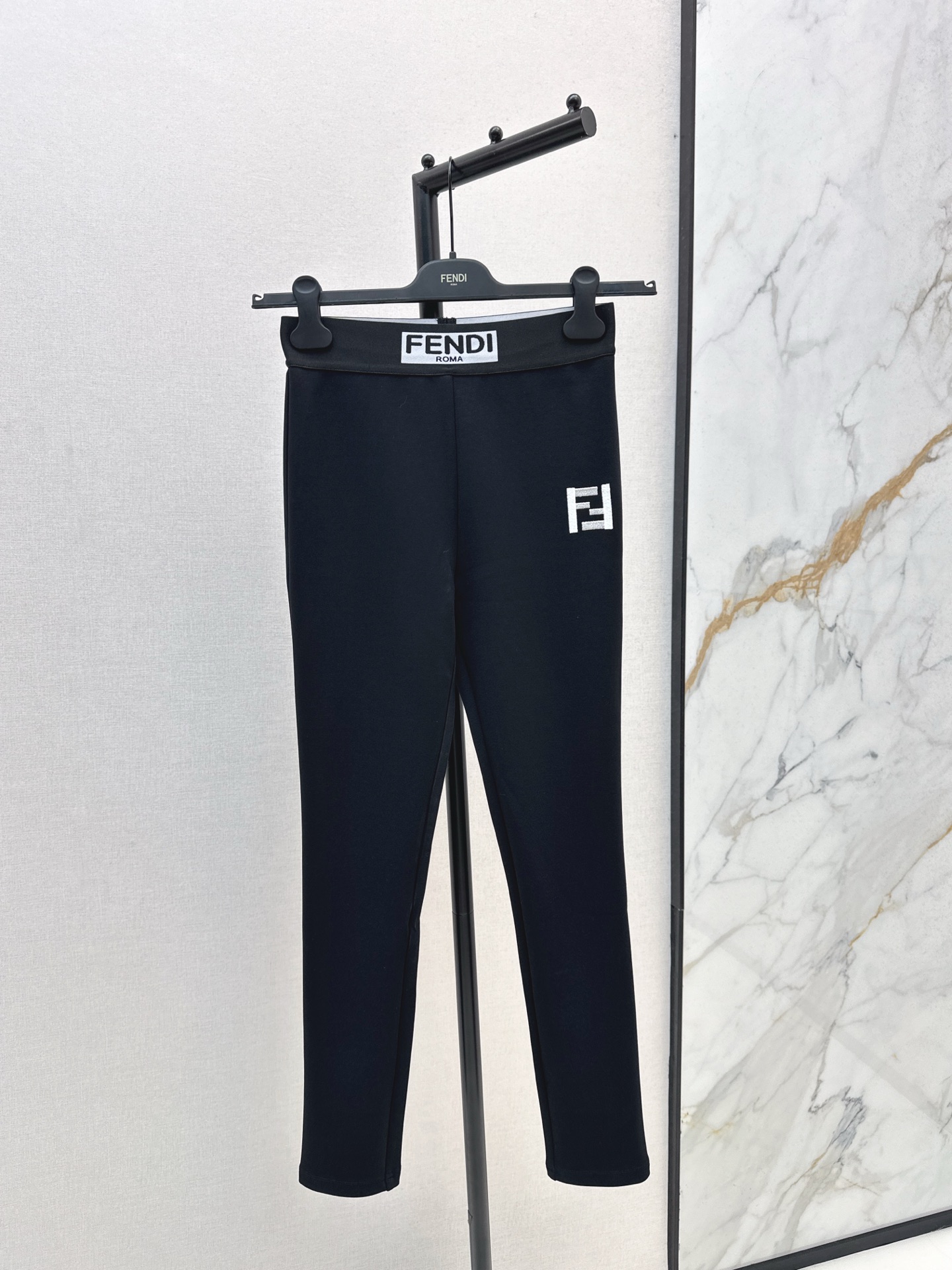 NO:549638,FD 25Ss———The latest autumn and winter logo webbing decoration medium and high waist elastic leggings tight and look slim. Comfortable and easy to wear on the upper body and look slim and tall. Super versatile. Must-have for goddess wardrobe. One-size-fitting sml, alexander wang19860909FD 25Ss————秋冬最新款logo织带装饰中高腰弹力打底裤紧身超显瘦 舒适好穿上身显瘦又高挑 超百搭 女神衣橱必备款 一色现货发售sml,,alexander wang,Women's clothing