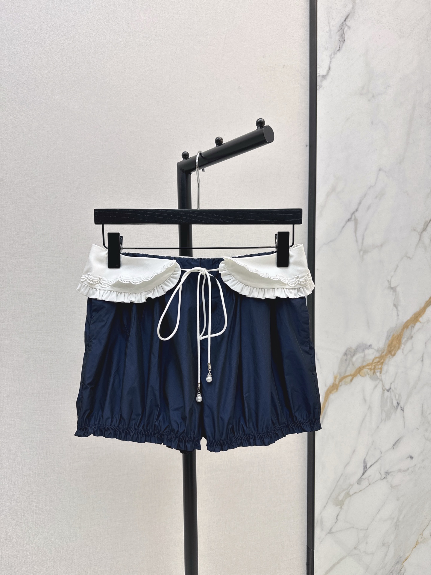 NO:549634,Fashionable design 25Ss———The latest style of ruffled bud shorts in autumn and winter. Two-piece skirt set of elastic waist shorts. The contrasting color splicing of navy blue and milky white is very complicated. It can be casual and unique. Customized nylon material is comfortable and crisp, and it will not be invisible. Open the long legs in one second. The combination of slack and fashionable feeling is a perfect girlish feeling, and it is full of vitality. One color is available for sale in stock. SML, skirts, shorts, alexander wang19860909时髦设计 25Ss————秋冬最新款荷叶边花苞小短裤 裙摆两件套松紧腰短裤 藏青与奶白的撞色拼接出货非常繁琐 可休闲可个性超洋气 定制尼龙材质质感舒适挺括不会软榻无形 一秒开启长腿密码 松弛感和时髦感相结合 妥妥的少女感十分减龄 活力满满 一色现货发售sml,,skirts,shorts,alexander wang,Women's clothing