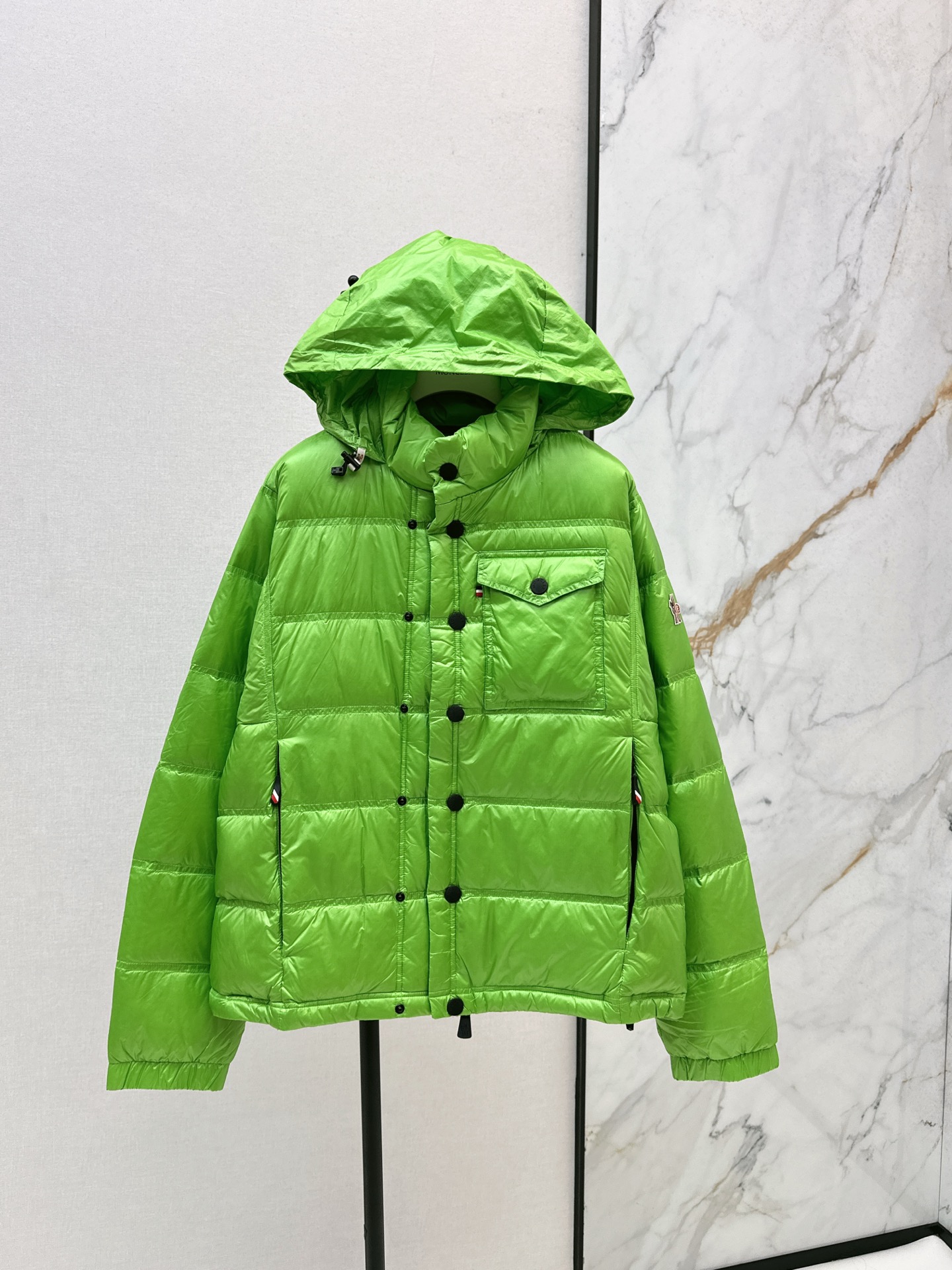 NO:549632,With dust bags, the same style as men and women, MC 25Ss———New autumn and winter stand-up collar hooded down jacket. The design is novel and unique and the concept of warmth is excellent!  The must-have items for creating white and rich beauty. The short silhouette of the lower shoulder is age-reducing and handsome, warm and refuses to be bloated. National standard 90 white duck down filling. The imported fabric has a great texture. The imported machine sewn smooth line craftsmanship. Original hardware accessories. Original mark. Original logo. Two colors are available in stock. 1/2/3/4., down jacket, hats, alexander wang.19860909配防尘袋男女同款 MC 25Ss———秋冬新品立领连帽羽绒服 设计新颖独特又保暖理念超赞！打造白富美必备单品 落肩短款廓形版型上身减龄又帅气,保暖拒绝臃肿 国标90白鸭绒填充 进口面料质感超赞 进口机缝制流畅线条工艺 原版五金配件 原唛原标 两色现货发售1/2/3/4,,down jacket,hats,alexander wang,Women's clothing