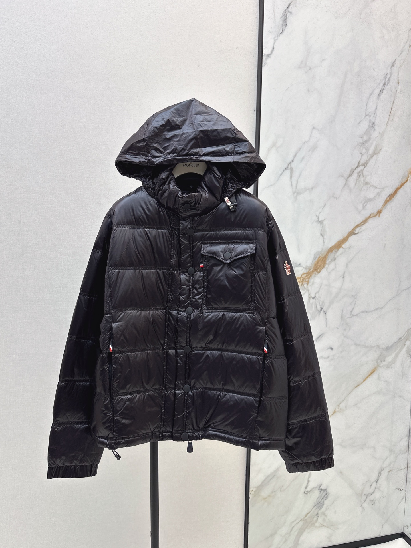 NO:549630,With dust bags, the same style as men and women, MC 25Ss———New autumn and winter stand-up collar hooded down jacket. The design is novel and unique and the concept of warmth is excellent!  The must-have items for creating white and rich beauty. The short silhouette of the lower shoulder is age-reducing and handsome, warm and refuses to be bloated. National standard 90 white duck down filling. The imported fabric has a great texture. The imported machine sewn smooth line craftsmanship. Original hardware accessories. Original mark. Original logo. Two colors are available in stock. 1/2/3/4., down jacket, hats, alexander wang.19860909配防尘袋男女同款 MC 25Ss———秋冬新品立领连帽羽绒服 设计新颖独特又保暖理念超赞！打造白富美必备单品 落肩短款廓形版型上身减龄又帅气,保暖拒绝臃肿 国标90白鸭绒填充 进口面料质感超赞 进口机缝制流畅线条工艺 原版五金配件 原唛原标 两色现货发售1/2/3/4,,down jacket,hats,alexander wang,Women's clothing