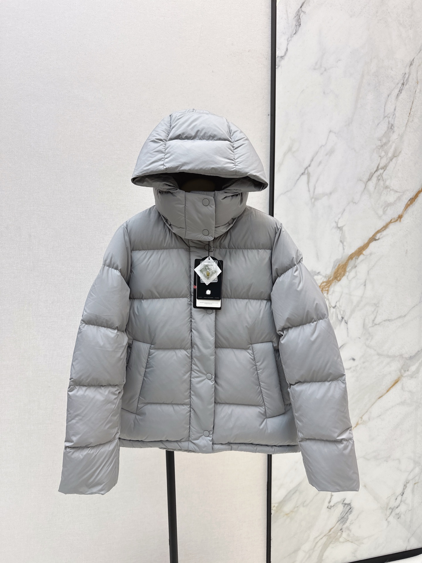 NO:549651,With dust bag Lulu~ 25Ss———The latest Puff five-frame down jacket in autumn and winter SoftMatte fabric National standard 90 white duck down filling Light and warm Removable hooded design Adjustable hem zipper pocket Built-in hidden mobile phone bag Inner pocket Storage necessities Comfortable fit on the inside cuff Loose tailoring Significantly enhanced three-dimensional and textured Plus the double windproof effect of removable hat zippers and buttons Inside multi-lane car line guarantees preventing fabric from getting stuck on the zippers No resistance to any inner wear Five colors on sale 4/6/8, down jacket, hats, alexander wang19860909配防尘袋Lulu～ 25Ss————秋冬最新款泡芙五格羽绒服 SoftMatte 面料 国标90白鸭绒填充 轻盈温暖 可拆卸连帽设计 可调节下摆外侧拉链口袋 内置隐藏式手机袋内侧口袋 存放必需品 内侧袖口舒适贴合 宽松剪裁 立体感和质感显著增强 加上可拆卸帽子拉链和纽扣的双重防风效果 内里多道车线保证 防止面料卡在拉链上 对任何内搭都不抗拒 五色现货发售4/6/8,,down jacket,hats,alexander wang,Women's clothing