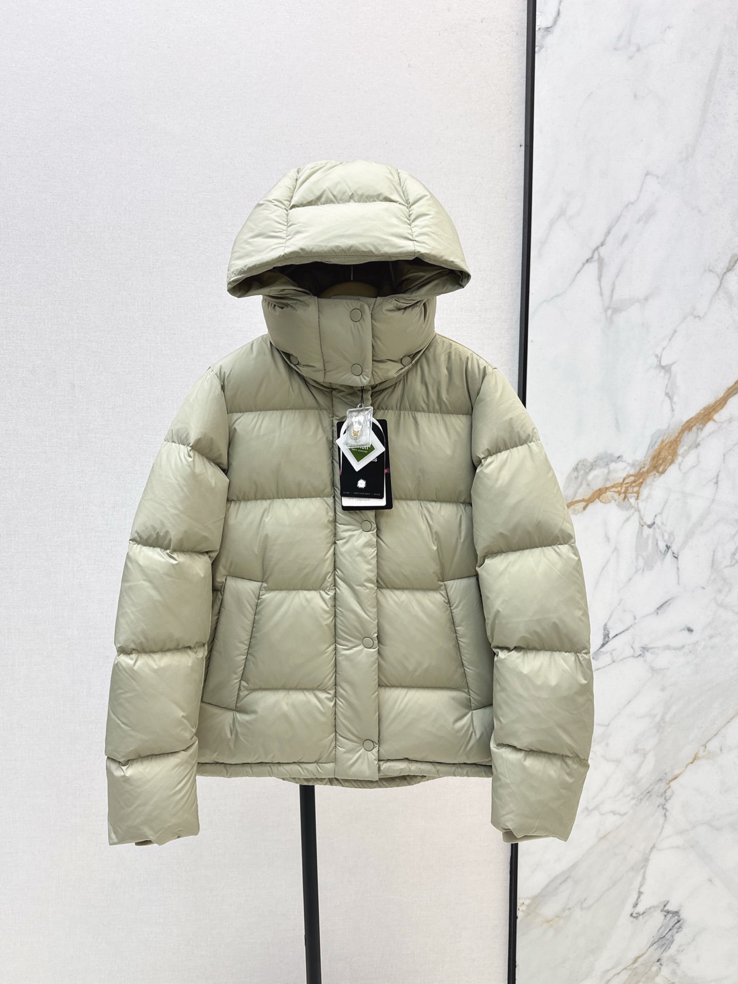 NO:549648,With dust bag Lulu~ 25Ss———The latest Puff five-frame down jacket in autumn and winter SoftMatte fabric National standard 90 white duck down filling Light and warm Removable hooded design Adjustable hem zipper pocket Built-in hidden mobile phone bag Inner pocket Storage necessities Comfortable fit on the inside cuff Loose tailoring Significantly enhanced three-dimensional and textured Plus the double windproof effect of removable hat zippers and buttons Inside multi-lane car line guarantees preventing fabric from getting stuck on the zippers No resistance to any inner wear Five colors on sale 4/6/8, down jacket, hats, alexander wang19860909配防尘袋Lulu～ 25Ss————秋冬最新款泡芙五格羽绒服 SoftMatte 面料 国标90白鸭绒填充 轻盈温暖 可拆卸连帽设计 可调节下摆外侧拉链口袋 内置隐藏式手机袋内侧口袋 存放必需品 内侧袖口舒适贴合 宽松剪裁 立体感和质感显著增强 加上可拆卸帽子拉链和纽扣的双重防风效果 内里多道车线保证 防止面料卡在拉链上 对任何内搭都不抗拒 五色现货发售4/6/8,,down jacket,hats,alexander wang,Women's clothing