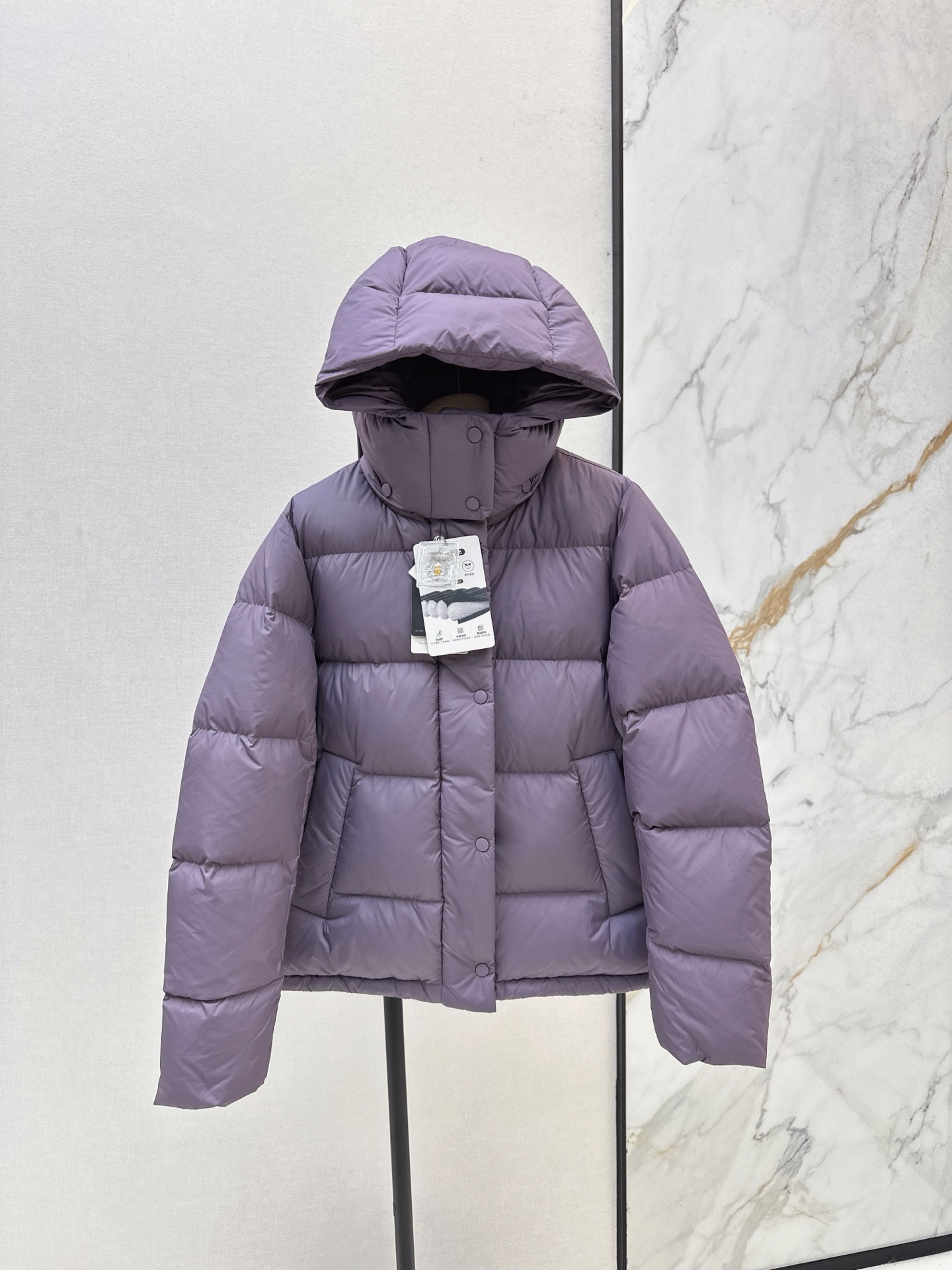 NO:549645,With dust bag Lulu~ 25Ss———The latest Puff five-frame down jacket in autumn and winter SoftMatte fabric National standard 90 white duck down filling Light and warm Removable hooded design Adjustable hem zipper pocket Built-in hidden mobile phone bag Inner pocket Storage necessities Comfortable fit on the inside cuff Loose tailoring Significantly enhanced three-dimensional and textured Plus the double windproof effect of removable hat zippers and buttons Inside multi-lane car line guarantees preventing fabric from getting stuck on the zippers No resistance to any inner wear Five colors on sale 4/6/8, down jacket, hats, alexander wang19860909配防尘袋Lulu～ 25Ss————秋冬最新款泡芙五格羽绒服 SoftMatte 面料 国标90白鸭绒填充 轻盈温暖 可拆卸连帽设计 可调节下摆外侧拉链口袋 内置隐藏式手机袋内侧口袋 存放必需品 内侧袖口舒适贴合 宽松剪裁 立体感和质感显著增强 加上可拆卸帽子拉链和纽扣的双重防风效果 内里多道车线保证 防止面料卡在拉链上 对任何内搭都不抗拒 五色现货发售4/6/8,,down jacket,hats,alexander wang,Women's clothing