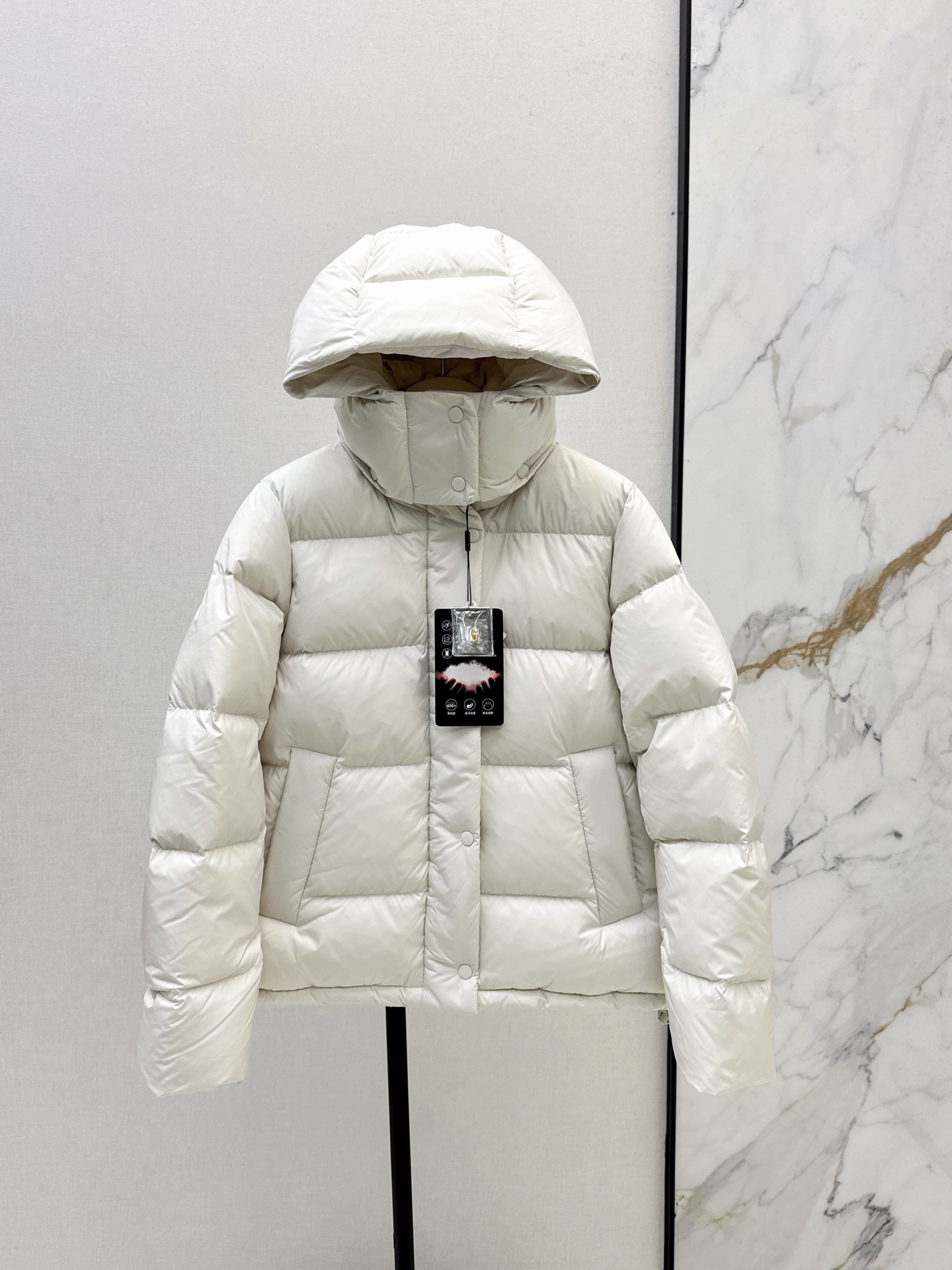 NO:549642,With dust bag Lulu~ 25Ss———The latest Puff five-frame down jacket in autumn and winter SoftMatte fabric National standard 90 white duck down filling Light and warm Removable hooded design Adjustable hem zipper pocket Built-in hidden mobile phone bag Inner pocket Storage necessities Comfortable fit on the inside cuff Loose tailoring Significantly enhanced three-dimensional and textured Plus the double windproof effect of removable hat zippers and buttons Inside multi-lane car line guarantees preventing fabric from getting stuck on the zippers No resistance to any inner wear Five colors on sale 4/6/8, down jacket, hats, alexander wang19860909配防尘袋Lulu～ 25Ss————秋冬最新款泡芙五格羽绒服 SoftMatte 面料 国标90白鸭绒填充 轻盈温暖 可拆卸连帽设计 可调节下摆外侧拉链口袋 内置隐藏式手机袋内侧口袋 存放必需品 内侧袖口舒适贴合 宽松剪裁 立体感和质感显著增强 加上可拆卸帽子拉链和纽扣的双重防风效果 内里多道车线保证 防止面料卡在拉链上 对任何内搭都不抗拒 五色现货发售4/6/8,,down jacket,hats,alexander wang,Women's clothing