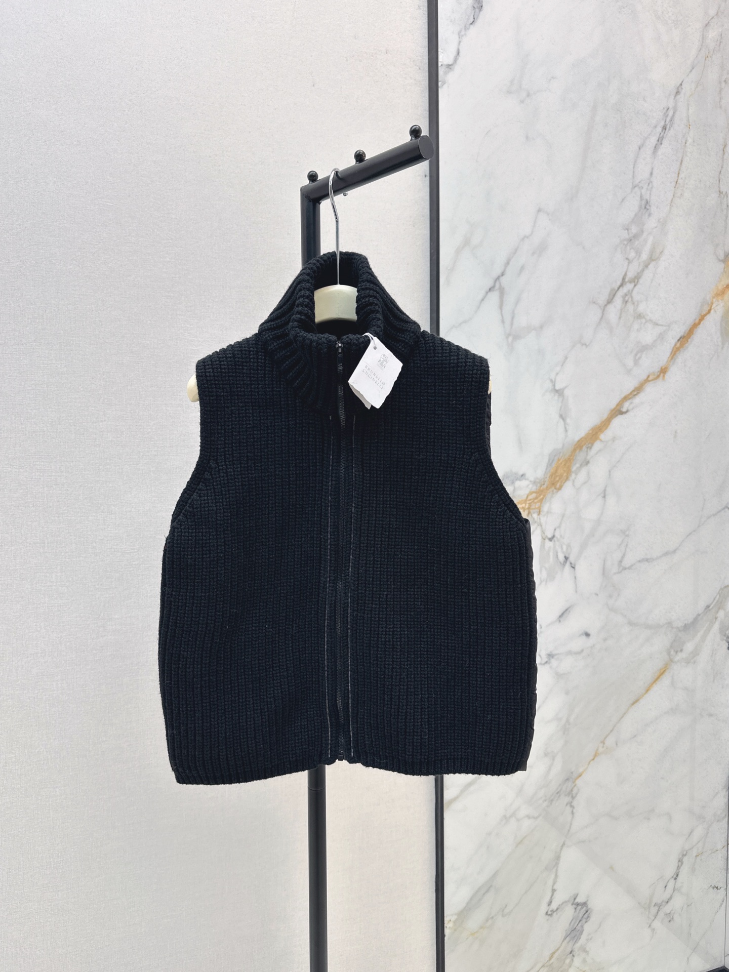 NO:549639,With dust bag LP 25Ss———The latest style of spliced ​​knitted stand-up collar down vest in autumn and winter, small stand-up collar three-dimensional tailoring design, national standard 90 white goose down filling, imported wool fabric, soft texture, light and comfortable, imported machine sewn three-dimensional press line technology, H-type tailoring effect is excellent, goddess must have, versatile and fashionable and handsome Recommended, three-color spot sale sml,,loro piano, down jacket,alexander wang19860909配防尘袋LP 25Ss———秋冬最新款拼接针织立领羽绒马甲 小立领立体剪裁版型设计 国标90白鹅绒填充 进口羊毛面料 质感柔软轻盈舒适 进口机缝制立体压线线条工艺 H版型剪裁上身效果超赞 女神必备 百搭时髦又帅气 推荐 三色现货发售sml,,loro piana,down jacket,alexander wang,Women's clothing