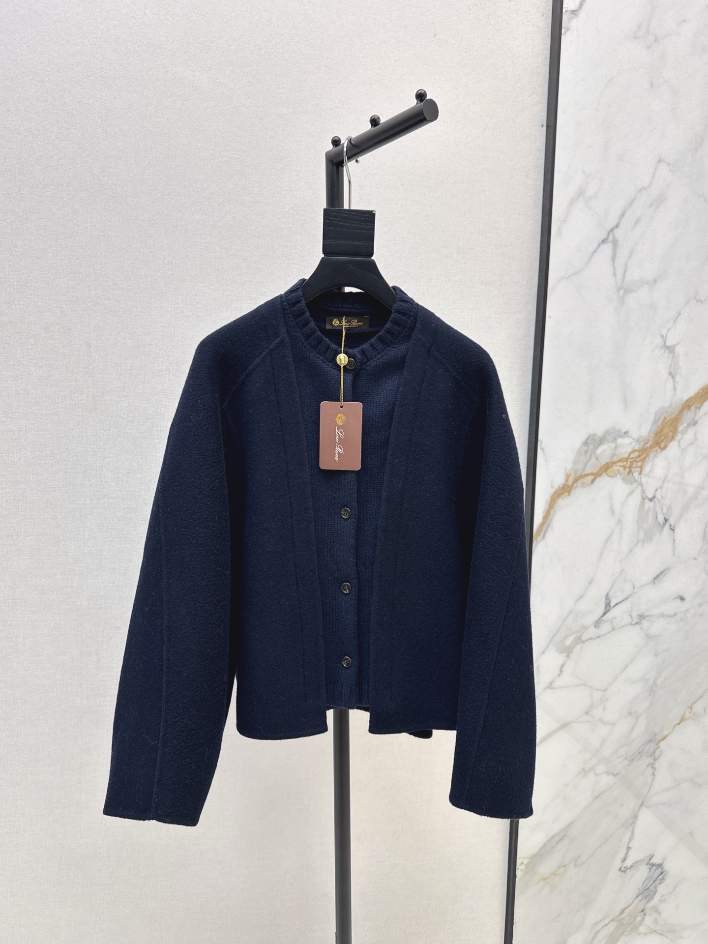 NO:549635,With dust bag LP 25Ss———The latest fake two-piece color-blocked wool jacket in autumn and winter. Retro British style. A slightly loose fit and moderate tailoring. More inclusive. Daily recommendations. Wool double-sided fabric is comfortable, light and warm. It can enhance the three-dimensional beauty of the clothing. Material with a autumn and winter atmosphere. Classic and timeless high-end color matching. Old money is elegant and warm. Fast-to-winter matching. Three-color spot sml, loro piano, jackets & coats, alexander wang.19860909配防尘袋LP 25Ss———秋冬最新款假两件拼色单排扣毛呢外套 复古英伦风气质 微宽松版型松弛有度剪裁 比较有包容性 日常推荐 羊毛双面尼面料舒适轻盈有温度 能提升服饰的立体美感 很有秋冬氛围的材质 经典不过时的高级感配色 老钱优雅温暖 秋冬搭配刚需 三色现货发售sml,,loro piana,jackets & coats,alexander wang,Women's clothing