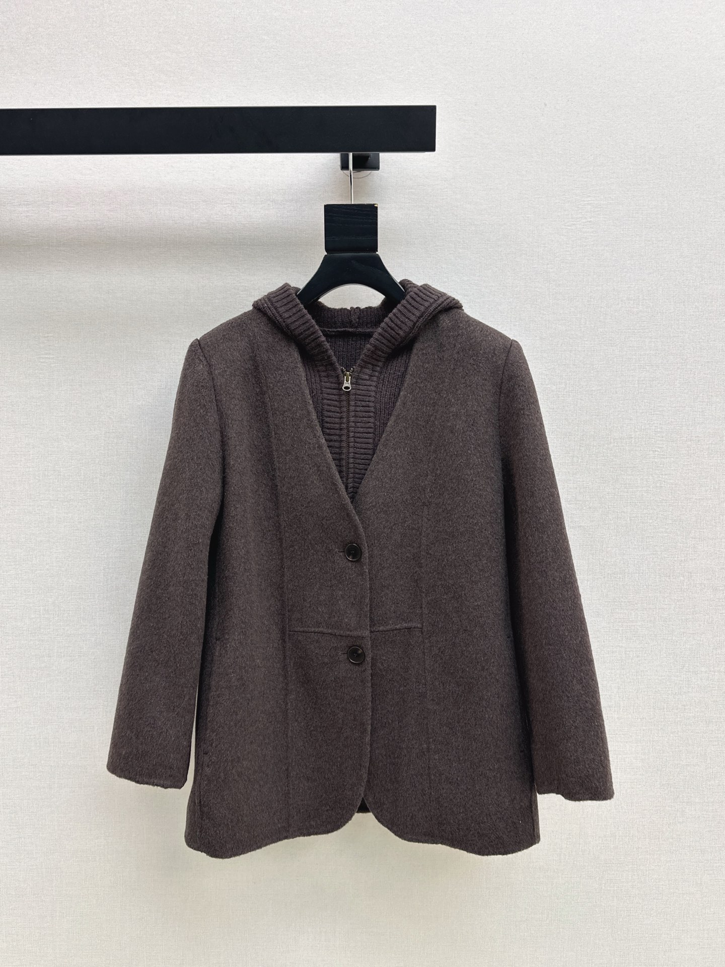 NO:549629,530L 25Ss———The latest two-piece hooded knitted vest spliced ​​V-neck wool jacket in autumn and winter. Retro British style. Slightly loose and moderately tailored. More inclusive. Daily recommendations. Wool double-sided fabric is comfortable, light and warm. It can enhance the three-dimensional beauty of the clothing. Material with a very autumn and winter atmosphere. Classic and timeless high-end color matching. Old money is elegant and warm. Fast-to-winter matching. Two-color spot-on sml, loro piano, jackets & coats,hats,alexander wang.19860909530L 25Ss————秋冬最新款两件套连帽针织马甲拼接V领毛呢外套 复古英伦风气质 微宽松版型松弛有度剪裁 比较有包容性 日常推荐 羊毛双面尼面料舒适轻盈有温度 能提升服饰的立体美感 很有秋冬氛围的材质 经典不过时的高级感配色 老钱优雅温暖 秋冬搭配刚需 两色现货发售sml,,loro piana,jackets & coats,hats,alexander wang,Women's clothing