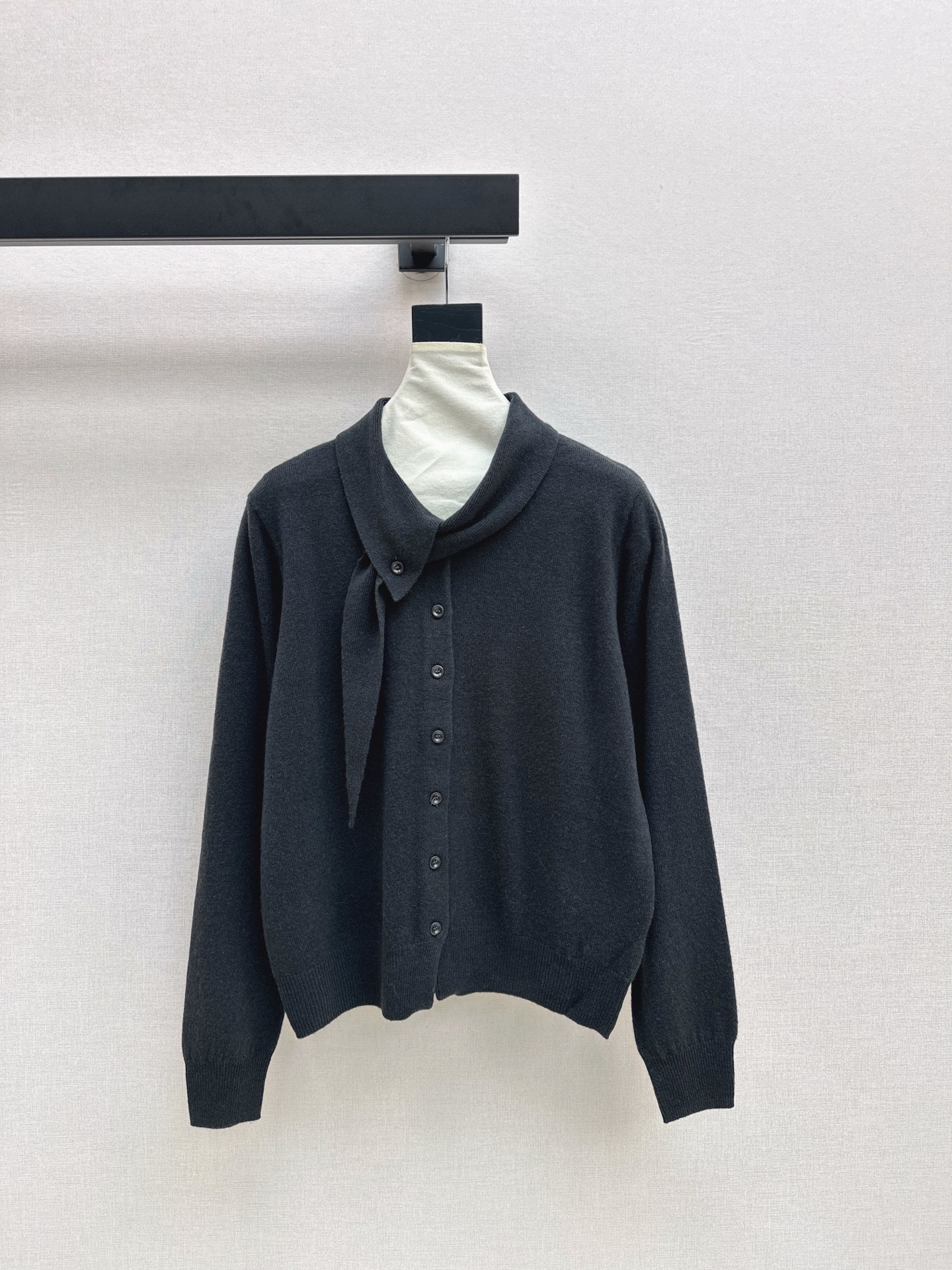 NO:549628,CD 25Ss———The latest knitted base shirt with a streamer design in autumn and winter. It is practical and has a design feel. Super eye-catching design. The neckline is a long streamer design. The upper body looks so good. It is not inferior to wearing it alone. The layered coat jacket is also very suitable. It uses wool yarn. It feels delicate. It can be worn close to the body. Three-color sml, Jackets & coats, alexander wang.19860909CD 25Ss———秋冬最新款飘带设计针织打底衫 实穿又有设计感 超级吸睛的设计 领口是长飘带设计 上身太好看了 单穿也不逊色 叠穿大衣外套也很适合 采用羊毛纱线 手感细腻 可以贴身穿 三色现货发售sml,,jackets & coats,alexander wang,Women's clothing