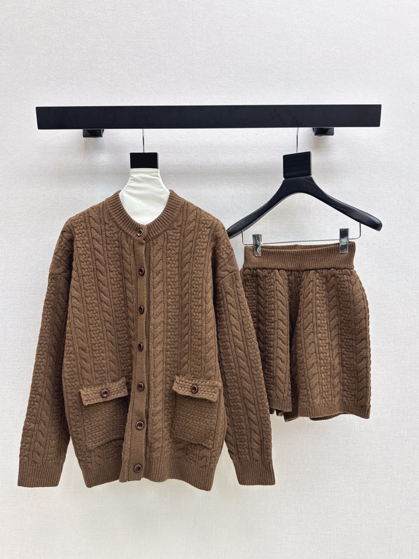 NO:549625,430L 25Ss——The latest lazy style wool suit in autumn and winter, three-dimensional twisted delicate silhouette stand-collar cardigan + elastic waist shorts, 100% worsted wool yarn fabric, simple and atmospheric lazy style, durable, warmth and appearance are both online~~ The most practical and versatile boutique, the base layered in autumn and winter, daily high-end!  !  Extra elasticity and body shape for sale, three-color spot sale sml, loro piana, shorts, alexander wang19860909430L 25Ss———秋冬最新款慵懒风羊毛套装立体麻花精织廓形立领开衫+松紧腰短裤 百分百精纺羊毛纱线面料 简约大气慵懒版型 经久耐穿 保暖度和颜值却都在线～～最实穿百搭的精品 秋冬打底叠穿日常高级！！超大弹力不挑身材一套出售 三色现货发售sml,,loro piana,shorts,alexander wang,Women's clothing