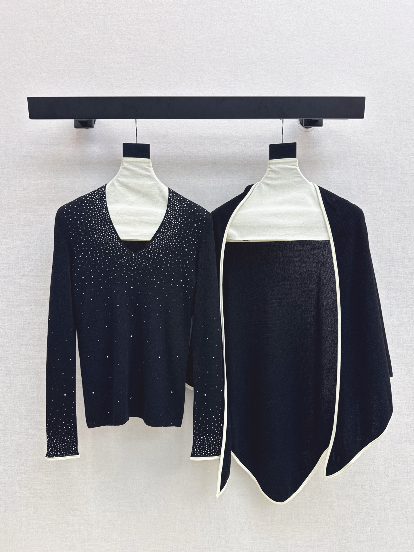 NO:549622,The God of Atmosphere Bc 25Ss——The latest style of silk drilling craftsmanship in autumn and winter, two-piece set of base shirts, contrasting edge triangle scarf shawls + V-neck base shirt, first choice for atmosphere, creating a sense of warmth and happiness in autumn and winter, a must-have for fashionable styling, wool yarn warming plus points, two colors are available for sale in stock, sml, shawls, alexander wang19860909氛围感的神 Bc 25Ss———秋冬最新款烫钻工艺两件套打底衫撞色边三角巾披肩+V领打底衫 氛围感首选 营造秋冬温暖和幸福感 时髦造型必备 羊毛纱线保暖加分 两色现货发售sml,,shawls,alexander wang,Women's clothing