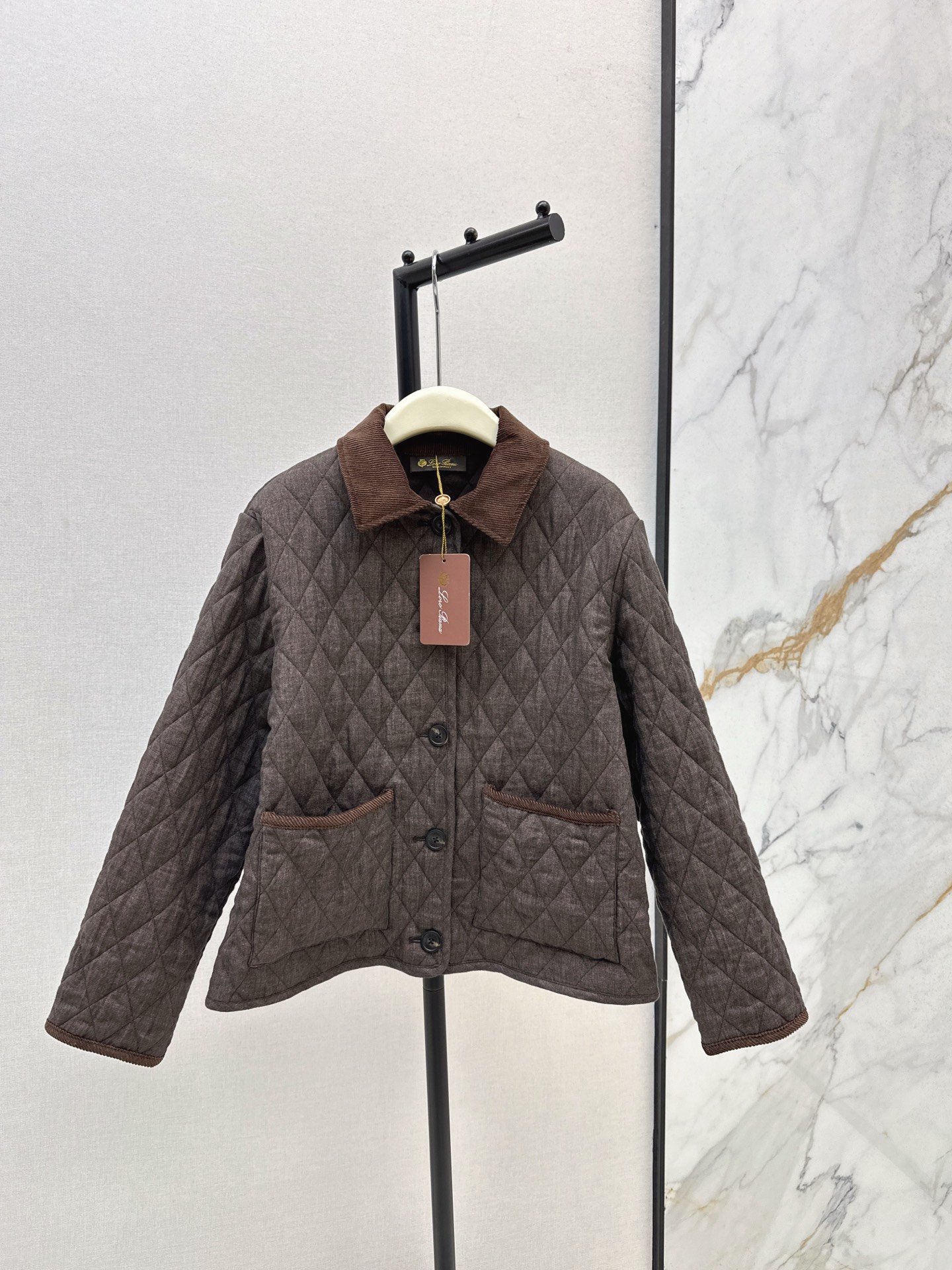 NO:549619,Exclusive model ~ LP 25Ss———The latest lapel linen and cotton jacket for autumn and winter. Customized bright silk blended linen fabric. Fashionable and stylish. Handsome and stylish. Retro feel. Inner cotton clamp. Full of warmth and warmth. The silhouette is just right. You can control both tall, short, fat and thin. Fashionable online. SML is available in stock. Loro piano, jackets & coats, alexander wang19860909独家款～ LP 25Ss————秋冬最新款翻领亚麻棉服外套 定制亮丝混纺亚麻面料 时髦有型 帅气有范 复古的感觉 内里夹棉 保暖效果十足 廓形感恰到好处 高矮胖瘦都能驾驭 时髦感在线 一色现货发售sml,,loro piana,jackets & coats,alexander wang,Women's clothing