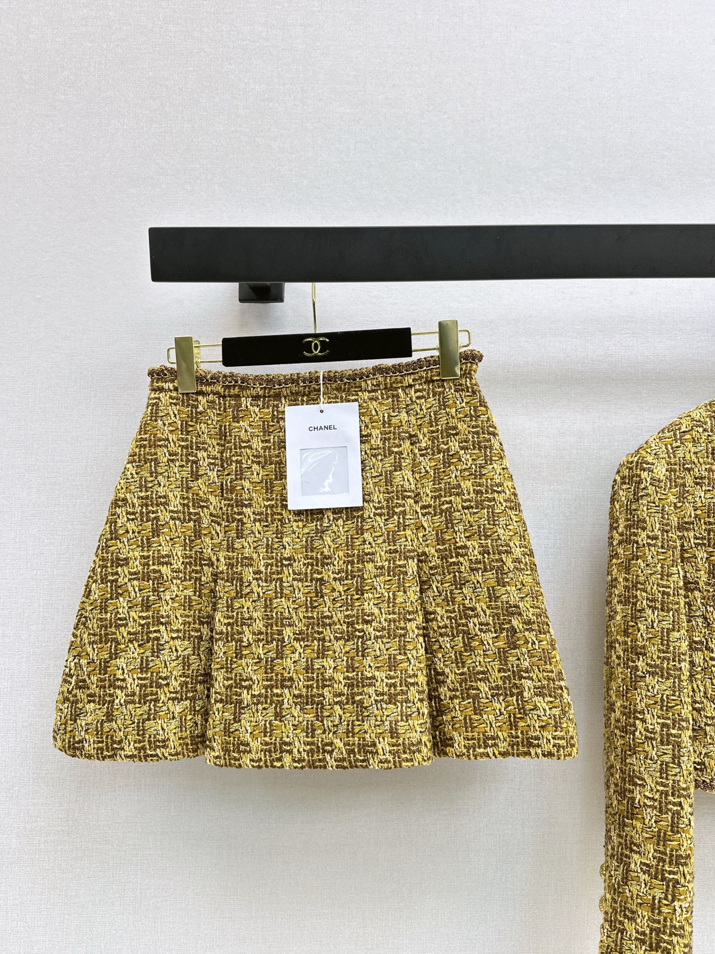 NO:549616,Noble and high-end C home 25Ss————The latest woven set of the same style of autumn and winter, short stand-up collar braided jacket + high-waisted A-line skirt yb developed heavy-industrial braided fabric + edge-covering craftsmanship full of details, very high-end, the upper body comes with elegance and nobleness, whether it is daily or commuting, the short style is not picky at all. The whole color is found to be sold separately, chanel, skirts, jackets & coats, alexander wang19860909贵气高级 C家 25Ss————秋冬最新走秀同款编织套装小短款立领编织外套+高腰A字半裙 yb开发重工编织面料+包边工艺 细节感满满 很高级 上身自带优雅和贵气 不管是日常或者通勤都OK 短款版型也完全不挑人 一色分开发现货发售sml,,chanel,skirts,jackets & coats,alexander wang,Women's clothing