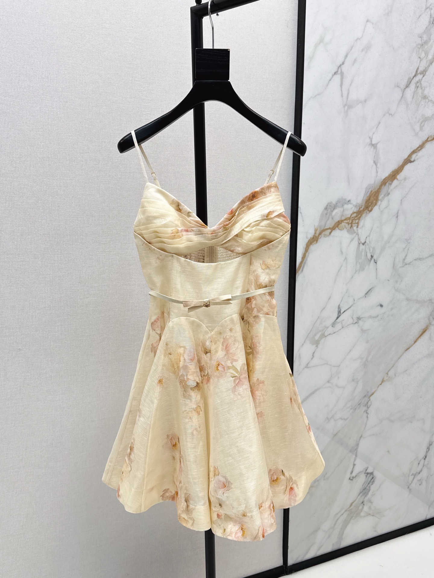 NO:550213,Exclusive first release Zimmen-M 25Ss————The latest vacation style suspender dress with early autumn, elegant and fresh vacation style. Elegant pattern prints, romantic and elegant white and rich beauty must-have items. Silk linen blend fabric. One color is available for sale in stock. Smlxl, skirts, real silk, alexander wang19860909独家首发 Zimmen-M 25Ss———早秋最新款度假风吊带连衣裙淡雅清新的度假风气息 优雅图案印花浪漫优雅的白富美必备单品 真丝亚麻混纺面料 一色现货发售smlxl,,skirts,real silk,alexander wang,Women's clothing