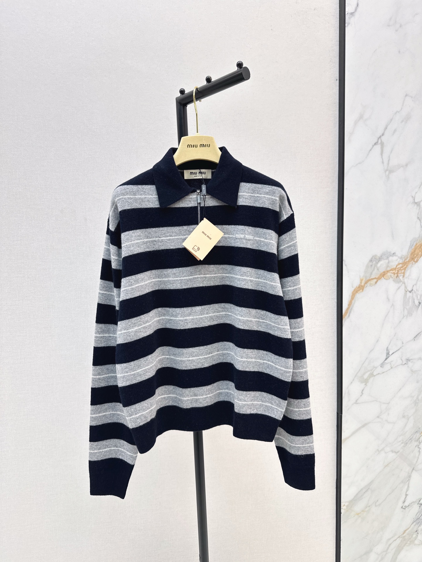 NO:550202,Age-reducing college style Miu 25Ss————The latest retro striped knitted tops in autumn and winter, a combination of navy blue and gray stripes, simple and retro, Polo collar design is classic and neat, half zipper adds casual sexiness, the brand logo on the chest is exquisite and eye-catching, one-color spot on sale sml, miumiu, alexander wang19860909减龄学院风 Miu 25Ss————秋冬最新款复古条纹针织上衣藏青与灰的条纹组合 简约又有复古感 Polo领设计经典利落 半拉链增添随性感 胸前品牌标识精致亮眼 一色现货发售sml,,miumiu,alexander wang,Women's clothing