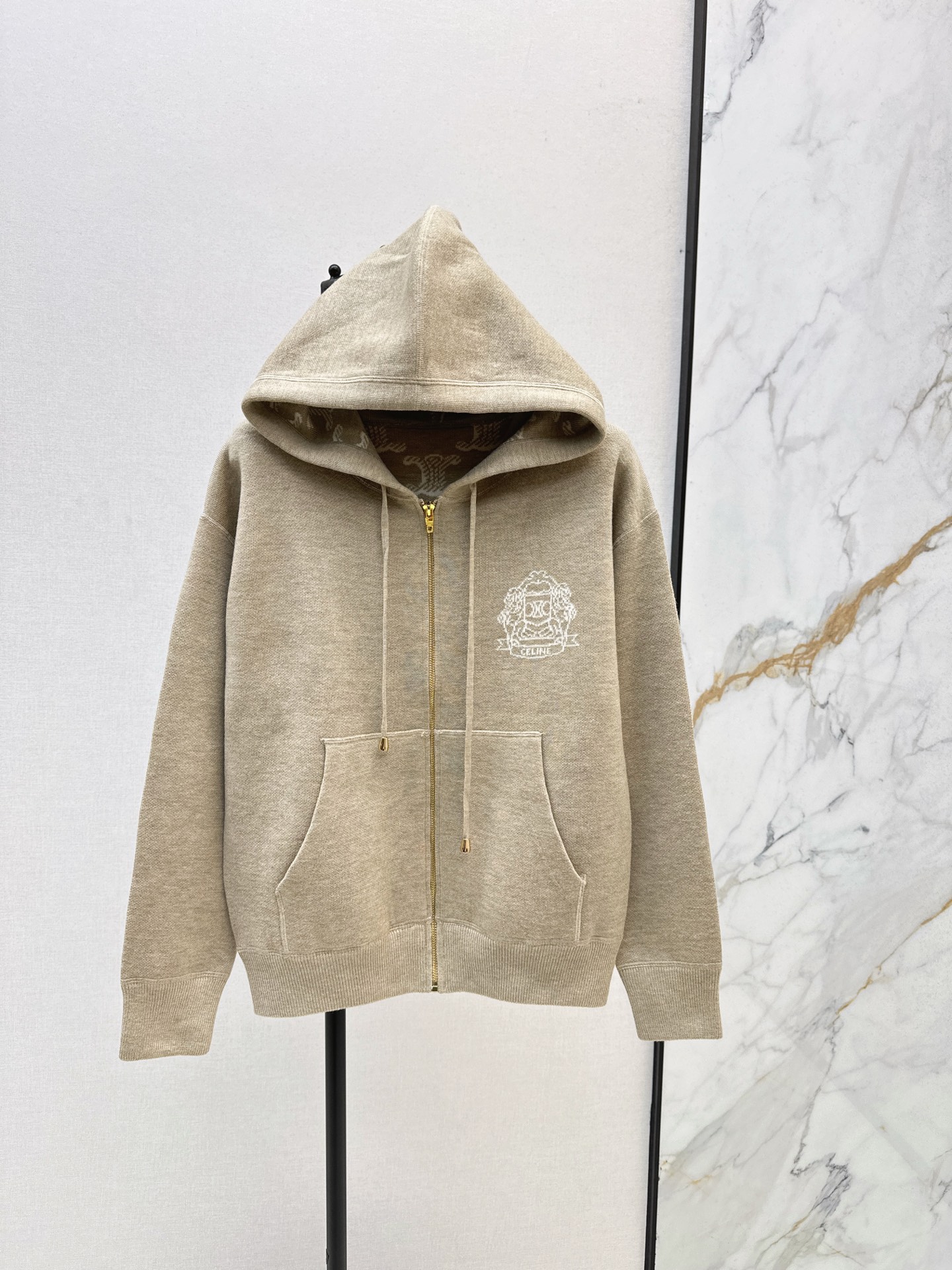 NO:550185,Ce 25Ss———The latest inner weaving method of autumn and winter hooded knitted jackets are very suitable for early autumn look~ A typical representative of practical and versatile wear. There is no sense of restraint in the wear. Walking around the streets casually. The sense of leisure and comfort is full. In short, buy it and wear it immediately. SML is available in stock, Jackets & coats,hats,alexander wang19860909Ce 25Ss————秋冬最新款内里提织做法连帽针织外套非常适合早秋的look~ 实穿百搭的典型代表 穿着没有束缚感 随意游走于街头 休闲舒适感拉满 总之即买即穿 一色现货发售sml,,jackets & coats,hats,alexander wang,Women's clothing