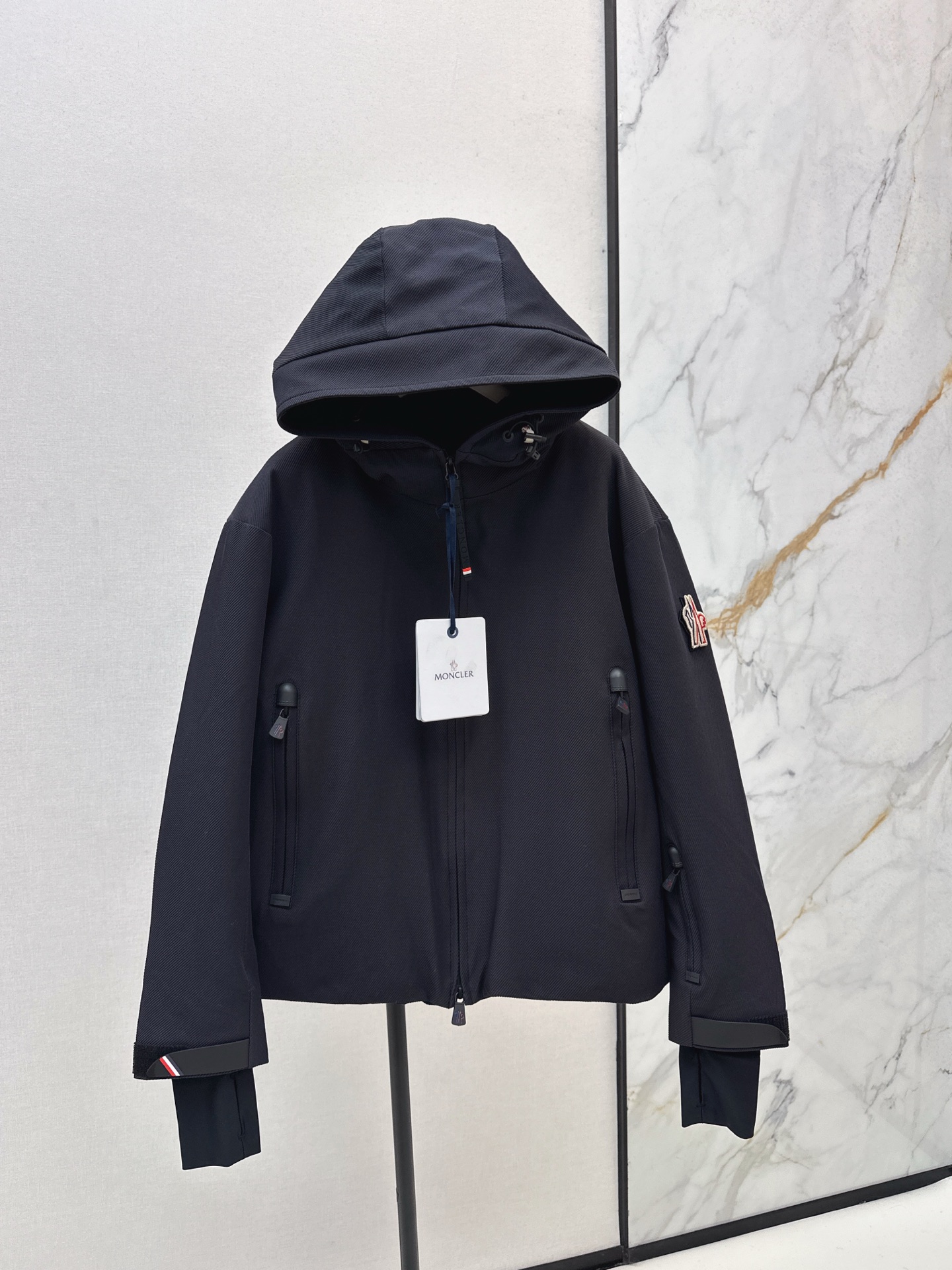 NO:550180,With dust bag Mc 25Ss————New outdoor skiing series of autumn and winter outdoor ski series jackets, hooded down jackets, same style for men and women, classic H-style, hidden zipper hooded design, casual style, matched with integrated protective hem, windproof cuffs to enhance warmth, casual matching is super fashionable, national standard 90 white goose down filling, original hardware accessories, original standard complete, one-color spot on sale 1/2/3/4,, down jacket, hats, alexander wang19860909配防尘袋Mc 25Ss————秋冬新户外滑雪系列冲锋衣连帽羽绒服 男女同款 经典H版型 隐藏式拉链连帽设计 呈现休闲版型 搭配一体式防护性衣摆 袖口防风提升保暖性 随性搭配超时髦 国标90白鹅绒填充 原版五金配件 原唛原标配套齐全 一色现货发售1/2/3/4,,down jacket,hats,alexander wang,Women's clothing