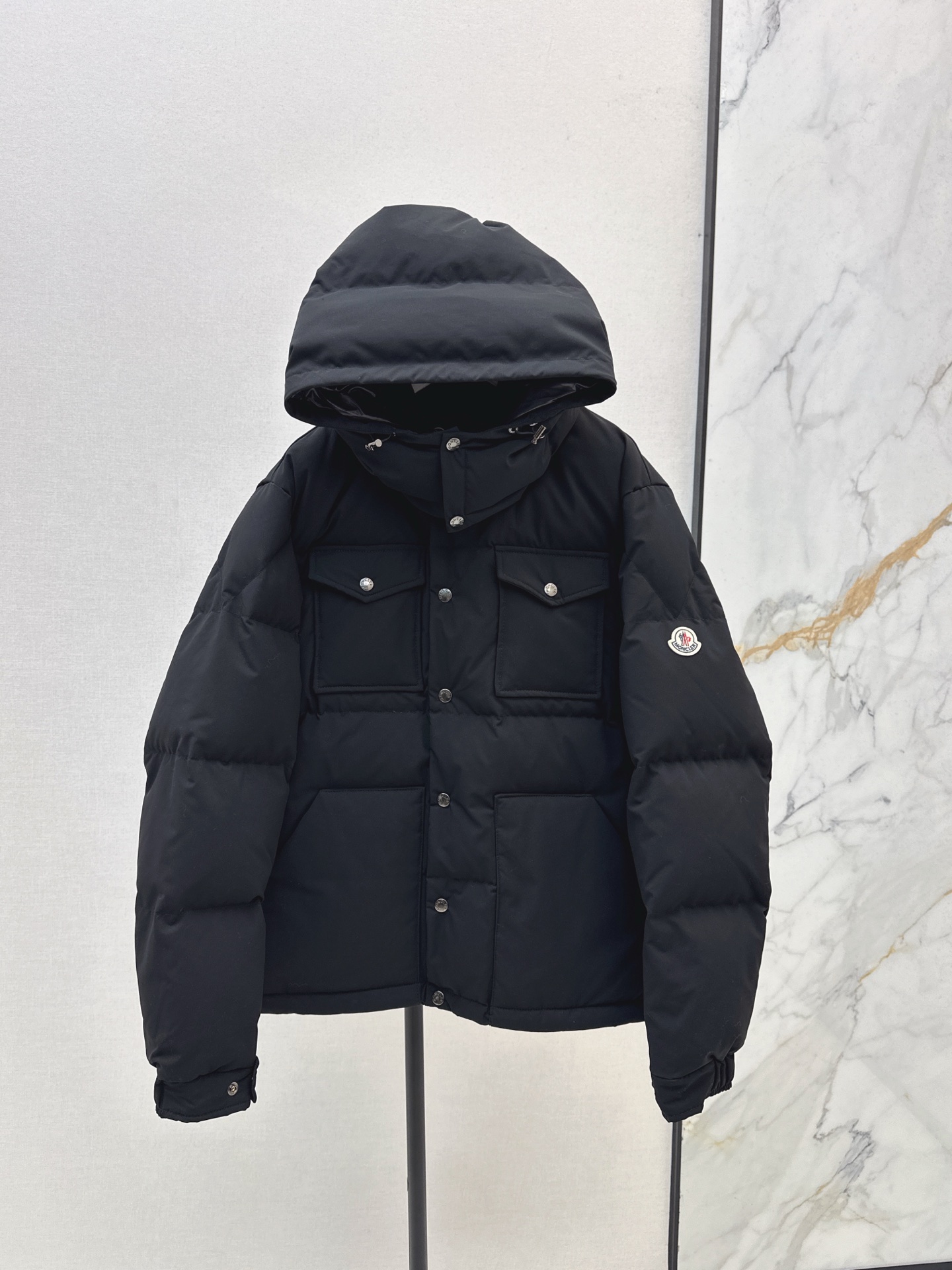 NO:550175,With dust bags, the same style as men and women, Mc 25Ss———The latest autumn and winter logo hooded down jacket with a novel and unique design, and awesome warm concept!  The must-have items for creating white and rich beauty. The short silhouette of the lower shoulder is age-reducing and handsome, warm and refuses to be bloated. National standard 90 white duck down filling. The imported fabric has a great texture. The imported machine sewn smooth line craftsmanship. Original hardware accessories. Original mark and original mark. One-size spot-on 0/1/2/3/4,, down jacket, hats, alexander wang.19860909配防尘袋男女同款 Mc 25Ss———秋冬最新款logo标志连帽羽绒服设计新颖独特又保暖理念超赞！打造白富美必备单品 落肩短款廓形版型上身减龄又帅气,保暖拒绝臃肿 国标90白鸭绒填充 进口面料质感超赞 进口机缝制流畅线条工艺 原版五金配件 原唛原标 一色现货发售0/1/2/3/4,,down jacket,hats,alexander wang,Women's clothing