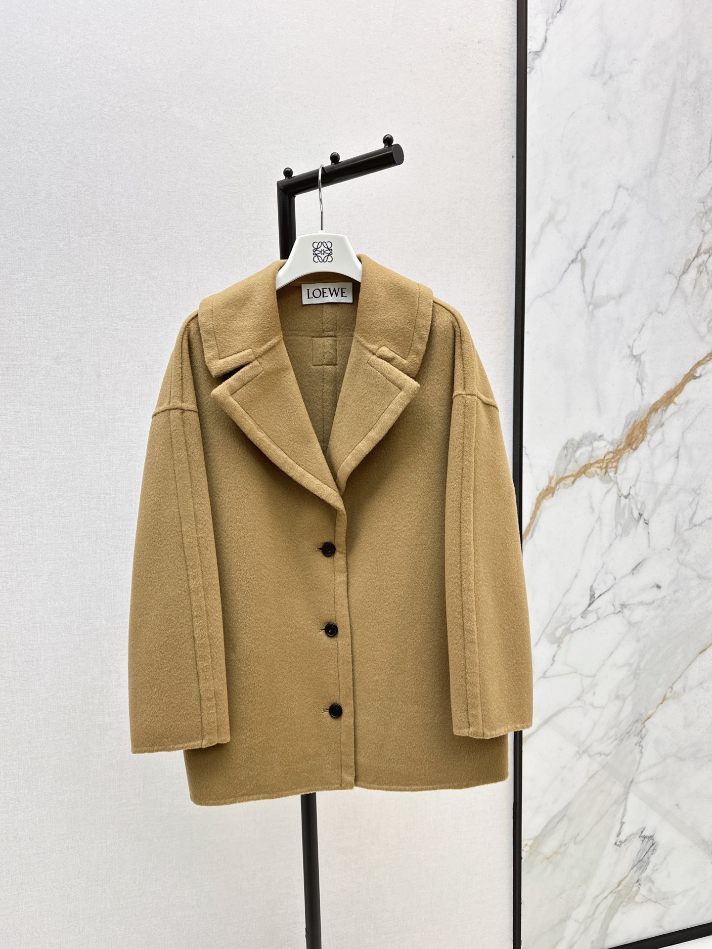 NO:550165,With dust bag Loe 25Ss———The latest leather embroidered single-breasted suit jacket with a Autumn and winter style, large lapel cocoon design, the upper body is simple, relaxed, casual, handsome and elegant, purely handmade double-sided cashmere coat, imported 90 wool 10 cashmere fabric with delicate texture, soft and stylish, medium length upper body looks slim and tall, and small person is easy to control. Three colors are available for sale in stock, sml, loewe, jackets & coats, business suit, alexander wang19860909配防尘袋Loe 25Ss————秋冬最新款皮革贴绣单排扣西装外套气质大翻领茧型设计版型上身简约松弛随性帅气又优雅 纯手工制作双面尼羊绒大衣 进口90羊毛10羊绒面料质感细腻柔软挺阔有型 适中长度上身显瘦又高挑小个子也轻松驾驭 三色现货发售sml,,loewe,jackets & coats,business suit,alexander wang,Women's clothing