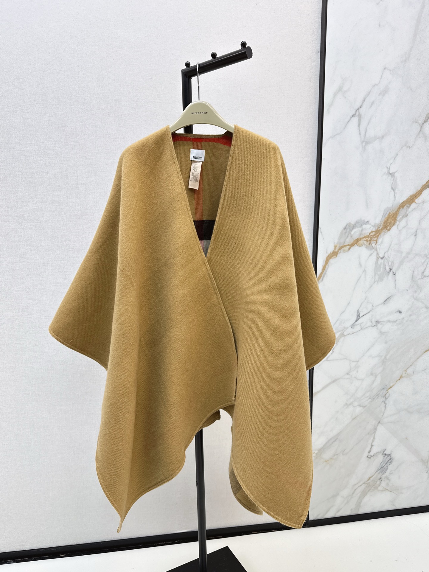 NO:550162,Bur 25Ss————The latest classic woven cape shawl jacket in autumn and winter is irregularly draped and handsome and modern. High-end color matching double-woven pattern. Low-key luxury creates a British retro style. Imported wool is delicate, comfortable and warm. The original cut style is perfect and easy to control. The ultimate elegant and casual high-end feeling of the upper body. One color is one size, burberry, jackets & coats, shawls, alexander wang19860909Bur 25Ss————秋冬最新款经典提织斗篷披肩外套不规则垂坠感帅气摩登 高级配色双织图案 低调奢华打造英伦复古风尚 进口羊毛细腻舒适又保暖 原版剪裁版型完美轻松驾驭 上身极致优雅的随性高级感 一色均码,,burberry,jackets & coats,shawls,alexander wang,Women's clothing