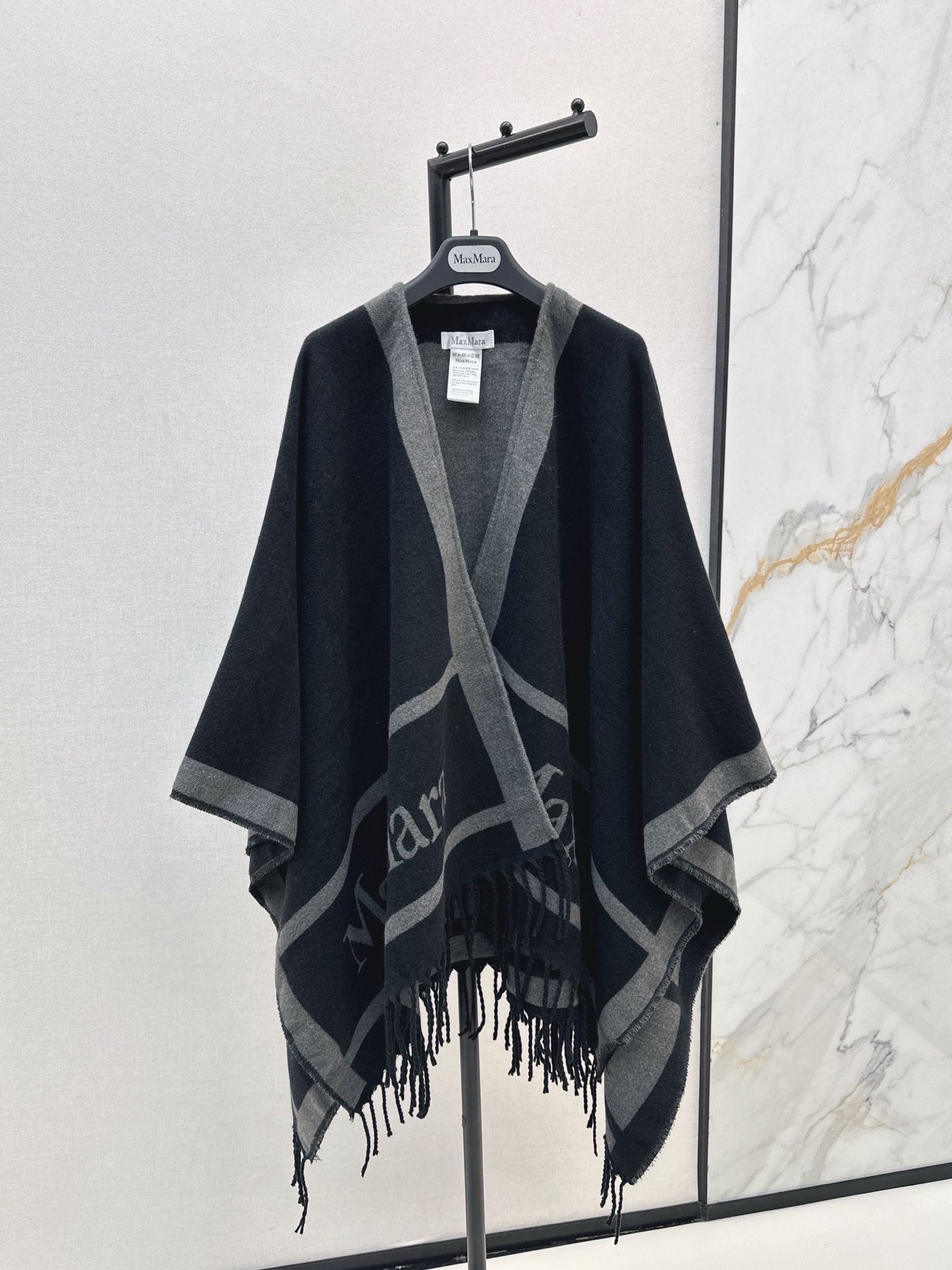 NO:550159,Max 25Ss————The latest classic woven cape shawl jacket in autumn and winter, pure hand-made piping, flowing, irregular draping, handsome and modern, high-end color matching double-woven pattern, low-key and luxurious to create a British retro style, imported wool is delicate, comfortable and warm, the original cut style is perfect and easy to control, the ultimate elegant and casual high-end feeling of the upper body, one color, one color, one color, jackets & coats, shawls, alexander wang19860909Max 25Ss————秋冬最新款经典提织斗篷披肩外套纯手工滚边流须工艺 不规则垂坠感帅气摩登 高级配色双织图案 低调奢华打造英伦复古风尚 进口羊毛细腻舒适又保暖 原版剪裁版型完美轻松驾驭 上身极致优雅的随性高级感 一色均码,,jackets & coats,shawls,alexander wang,Women's clothing