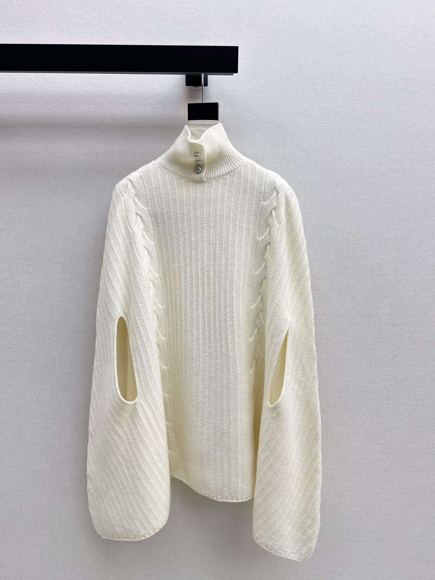 NO:550157,350L 25Ss————The latest wool shawl cape in autumn and winter, customized with 100% wool fabric. The texture is delicate and wide. The irregular drape is handsome and modern~ Low-key luxury creates a quiet luxury style. Comfortable and warm. The original tailoring version is perfect and easy to control. The upper body is extremely elegant and casual and high-end. Three colors, one size fits all, available now, loro piana, shawls, alexander wang19860909350L 25Ss————秋冬最新款羊毛披肩斗篷定制百分百羊毛面料 质感细腻挺阔 不规则垂坠感帅气摩登～ 低调奢华打造静奢风 舒适又保暖 原版剪裁版型完美轻松驾驭 上身极致优雅的随性高级感 三色均码现货发售,,loro piana,shawls,alexander wang,Women's clothing