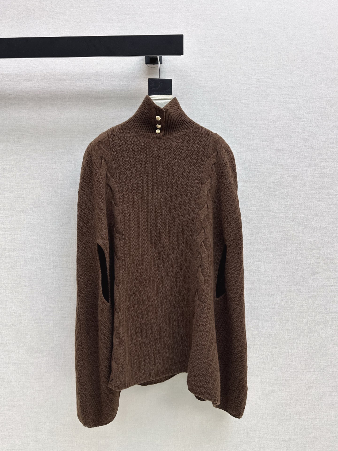 NO:550186,350L 25Ss————The latest wool shawl cloak custom made 100% wool fabric with delicate texture and wide texture. It is handsome and modern with irregular draping. Low-key luxury creates a quiet and luxurious style. Comfortable and warm. The original cut style is perfect and easy to control. The ultimate elegant and casual sense of high-end on the upper body. Three colors are available in stock. Loro piana, shawls, alexander wang19860909350L 25Ss————秋冬最新款羊毛披肩斗篷定制百分百羊毛面料 质感细腻挺阔 不规则垂坠感帅气摩登～ 低调奢华打造静奢风 舒适又保暖 原版剪裁版型完美轻松驾驭 上身极致优雅的随性高级感 三色均码现货发售,,loro piana,shawls,alexander wang,Women's clothing