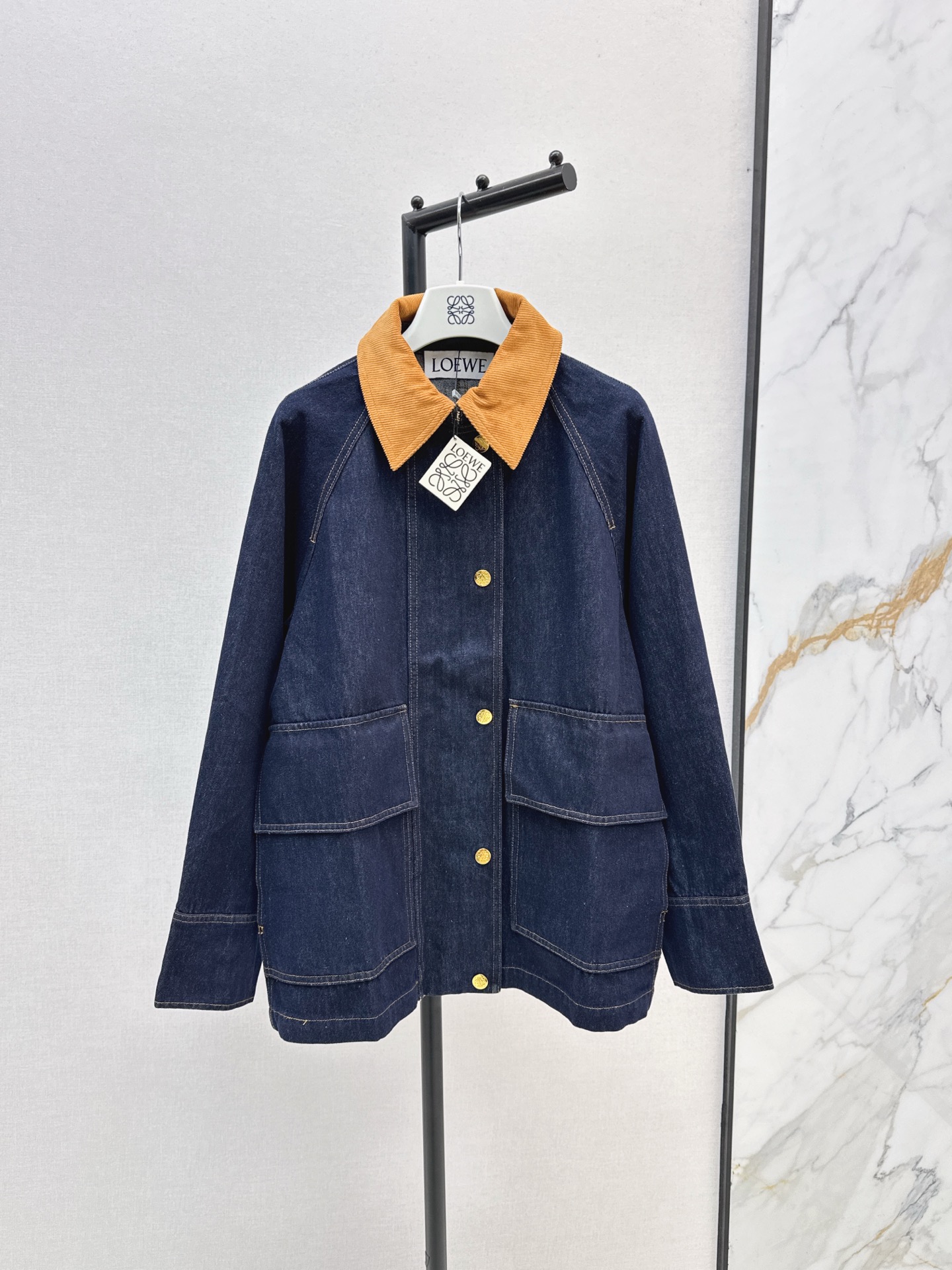 NO:560657,Exclusive first release Loe 25Ss - the latest contrasting color corduroy lapel denim jacket for autumn and winter. Fashionable and individual. Versatile and bright. The classic denim primary colors are very attractive. It is a style that will not go out of style. The primary color denim is really worth collecting. It has a sense of design and is eye-catching. The same color is available in stock sml,,loewe,jackets & coats,alexander wang19860909独家首发 Loe 25Ss———秋冬最新款撞色灯芯绒翻领牛仔外套 时髦个性 百搭不挑人又有亮点 经典的牛仔原色非常耐看 属于不会过时的款式 原色牛仔真的值得收藏 比较有设计感 妥妥的吸睛 一色现货发售sml,,loewe,jackets & coats,alexander wang,Women's clothing