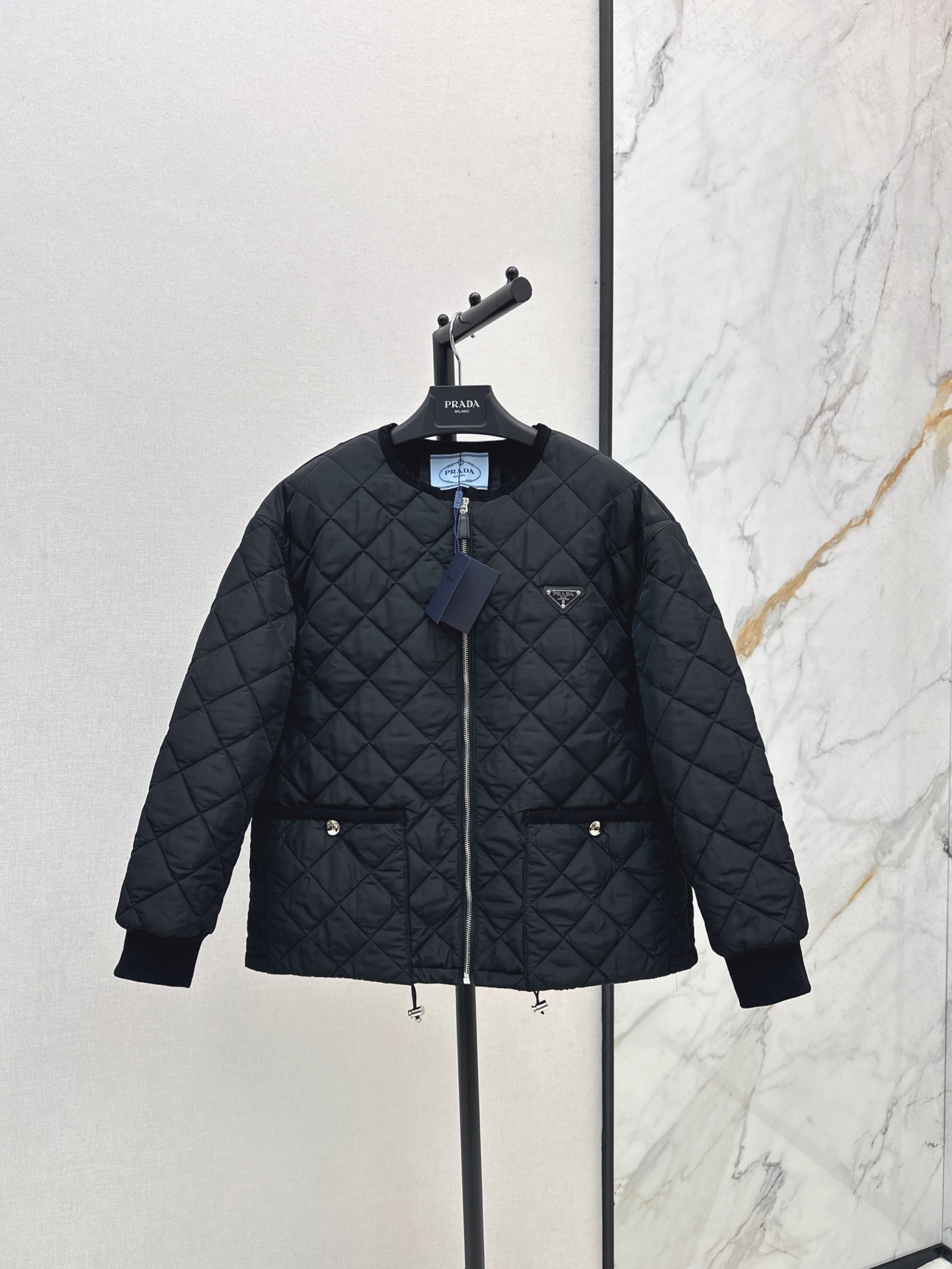 NO:560686,PD 25Ss——New autumn and winter rhombus cotton round-neck jacket. Imported high-density recycled nylon fabric. Round-neck design. Drawstring at the hem to ward off wind. Metal triangle mark is low-key and fashionable. Imported machine-pressed grid technology and three-dimensional tailoring. British style, versatile and handsome. Original hardware accessories. Recommended. Three colors available for sale sml,,jackets & coats,jackets & coats,alexander wang19860909PD 25Ss———秋冬新品菱格棉服圆领夹克外套 进口高密再生尼龙面料 圆领设计 下摆抽绳收腰挡风设计 金属三角标低调又时髦 进口机压线格工艺对格立体剪裁 英伦风百搭又帅气 原版五金配件 推荐 三色现货发售sml,,jackets & coats,jackets & coats,alexander wang,Women's clothing