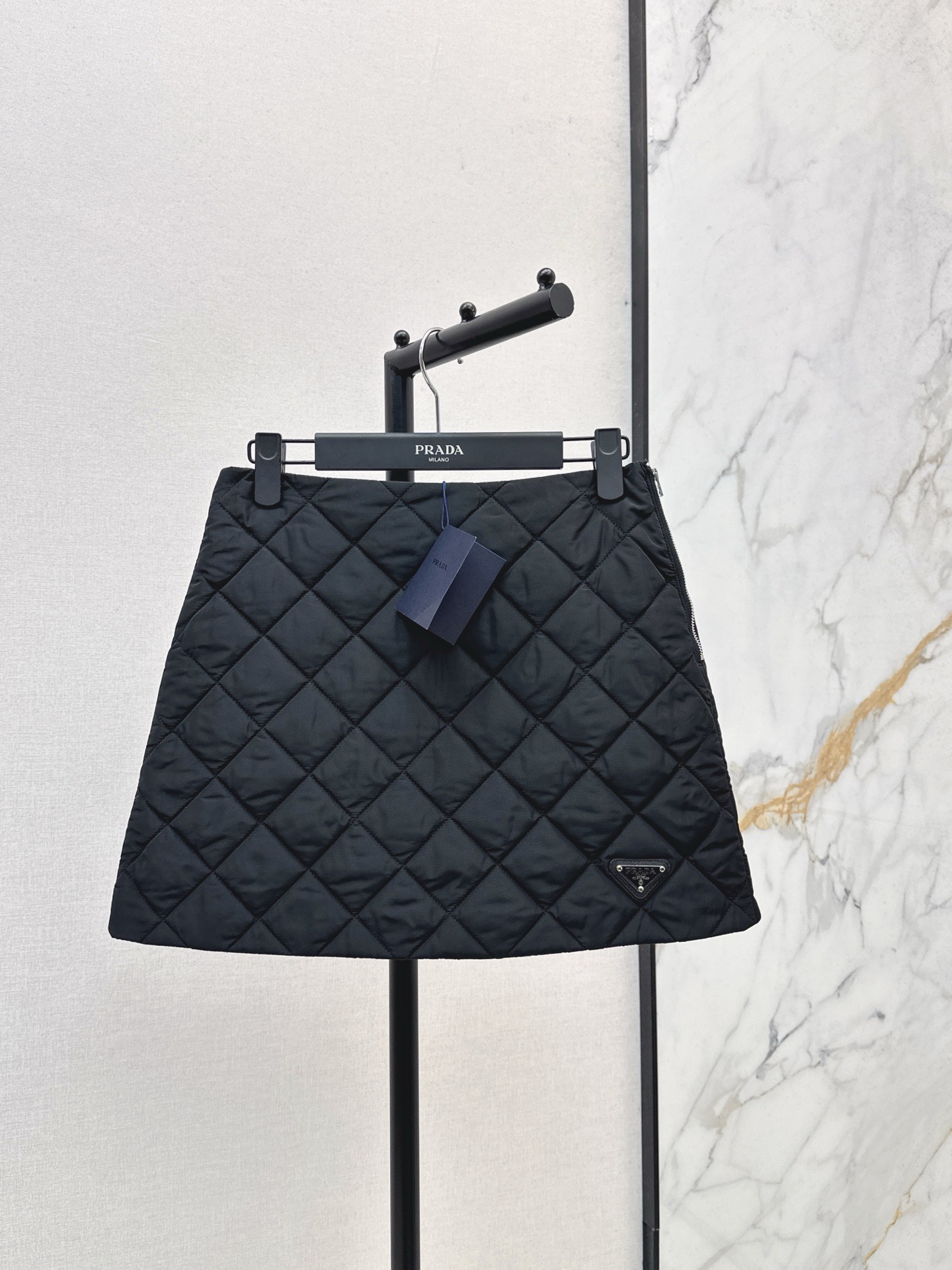 NO:560661,Recommend a set to match PD 25Ss - the latest cotton rhombus short skirt in autumn and winter imported recycled nylon fabric. The metal triangle mark is low-key and fashionable. The classic small A version tailoring is versatile and not picky. The age-reducing sweet and cool style. Lightweight and warm fabric. Two colors are available for sale sml,, skirts, alexander wang19860909推荐一套搭配 PD 25Ss——秋冬最新款间棉菱格短半裙进口再生尼龙面料 金属三角标低调又时髦 经典小A版型剪裁百搭不挑人 减龄甜酷风 轻盈保暖面料 两色现货发售sml,,skirts,alexander wang,Women's clothing