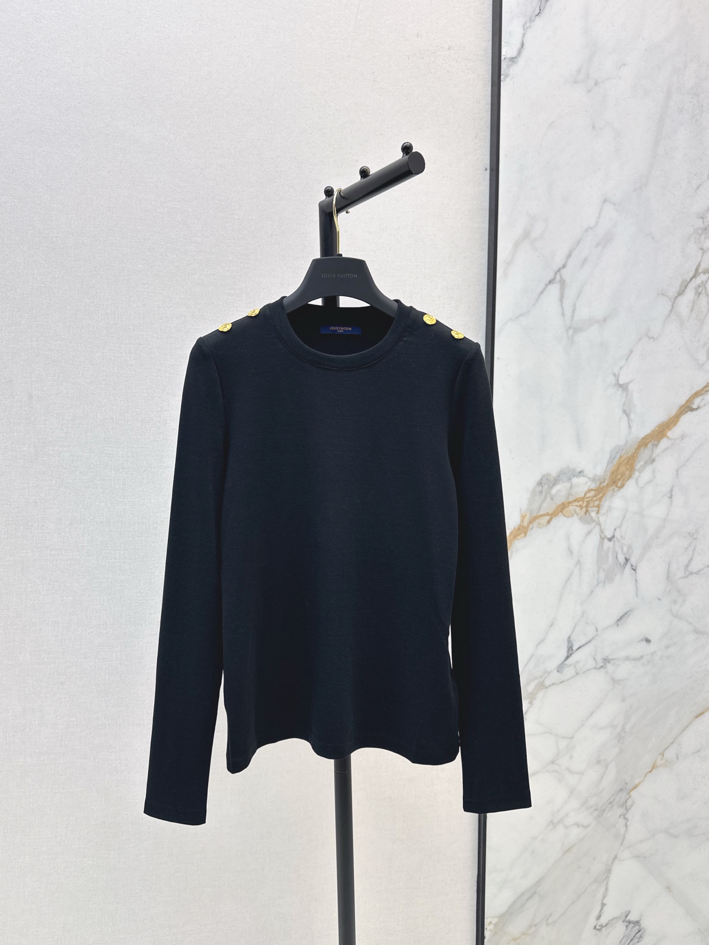 NO:560670,L's 25Ss - the latest round-neck bottoming shirt decorated with hardware shoulder buttons in autumn and winter. It is high-end and elegant. It is soft and stretchy and very comfortable. It is full of high-end sense of wear. Innovative fabrics are light and soft. The real thing is very good. It is tight and shows the figure. The upper body is fashionable and versatile. It looks good when you take off the jacket. Three colors are available now: sml, Louis Vuitton, jackets & coats, alexander wang19860909L家 25Ss———秋冬最新款五金肩扣装饰圆领打底衫 高级大气 柔软弹力很舒服 满满的穿搭高级感 创新面料 轻盈柔软 实物非常赞 紧身显身材 上身洋气百搭穿搭好看 脱掉外套里搭也是美美的 三色现货发售sml,,louis vuitton,jackets & coats,alexander wang,Women's clothing