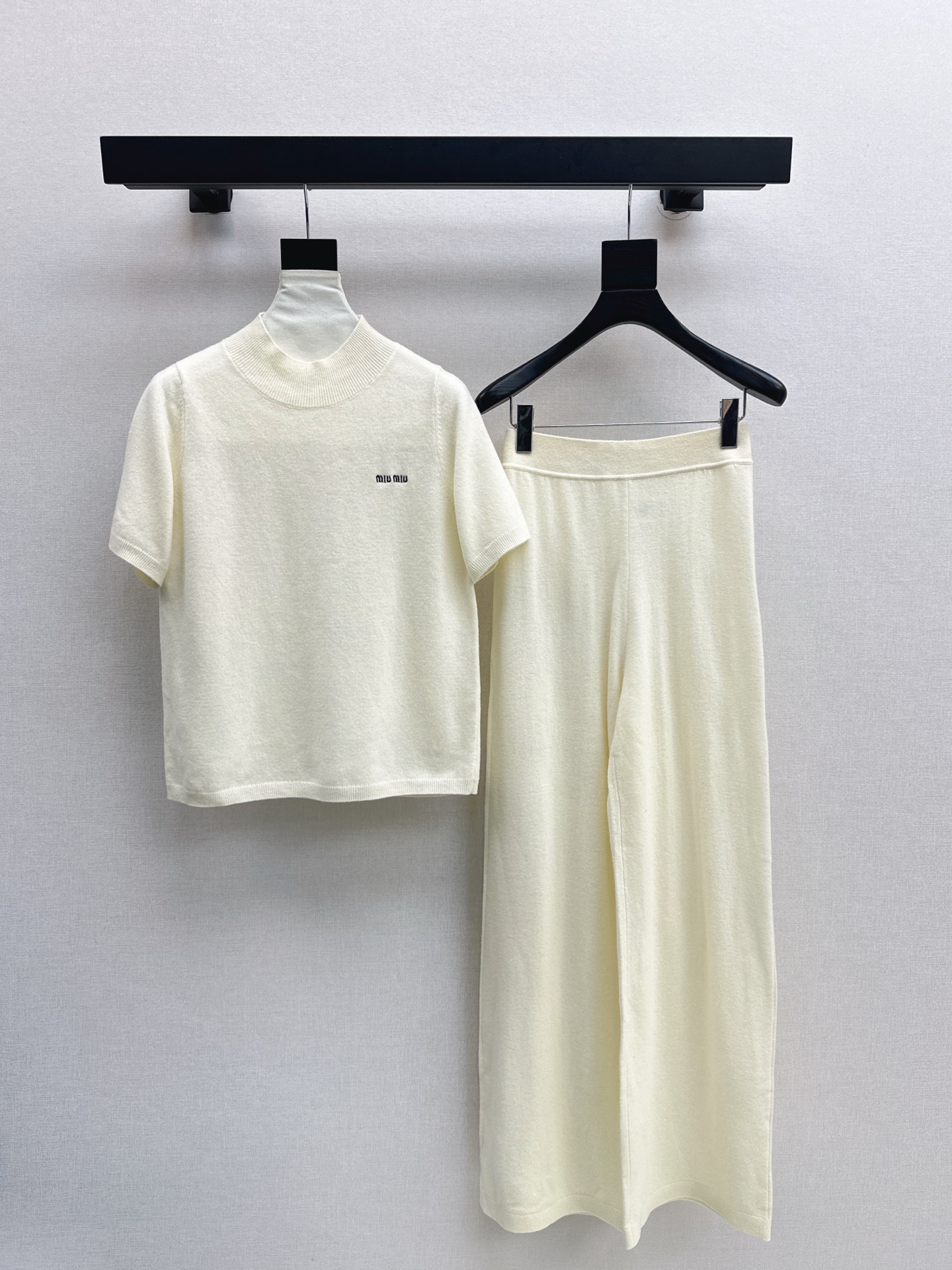 NO:560665,Recommended hot item Miu 25Ss - the latest lazy style wool suit with logo letter embroidery short-sleeved sweater + straight pants for autumn and winter. 100% thickened worsted wool yarn fabric. Simple and elegant lazy version. Durable. Warmth and appearance are both online. The most practical and versatile boutique. Autumn and winter base layering for daily high-end!  !  Extra large elasticity for sale in a set that suits your body shape. Three colors sml, miumiu, sweaters, T-shirt, alexander wang19860909爆单款推荐 Miu 25Ss———秋冬最新款慵懒风羊毛套装logo字母刺绣短袖毛衣+直筒裤 百分百加厚精纺羊毛纱线面料 简约大气慵懒版型 经久耐穿 保暖度和颜值却都在线～～最实穿百搭的精品 秋冬打底叠穿日常高级！！超大弹力不挑身材一套出售 三色sml,,miumiu,sweaters,T-shirt,alexander wang,Women's clothing