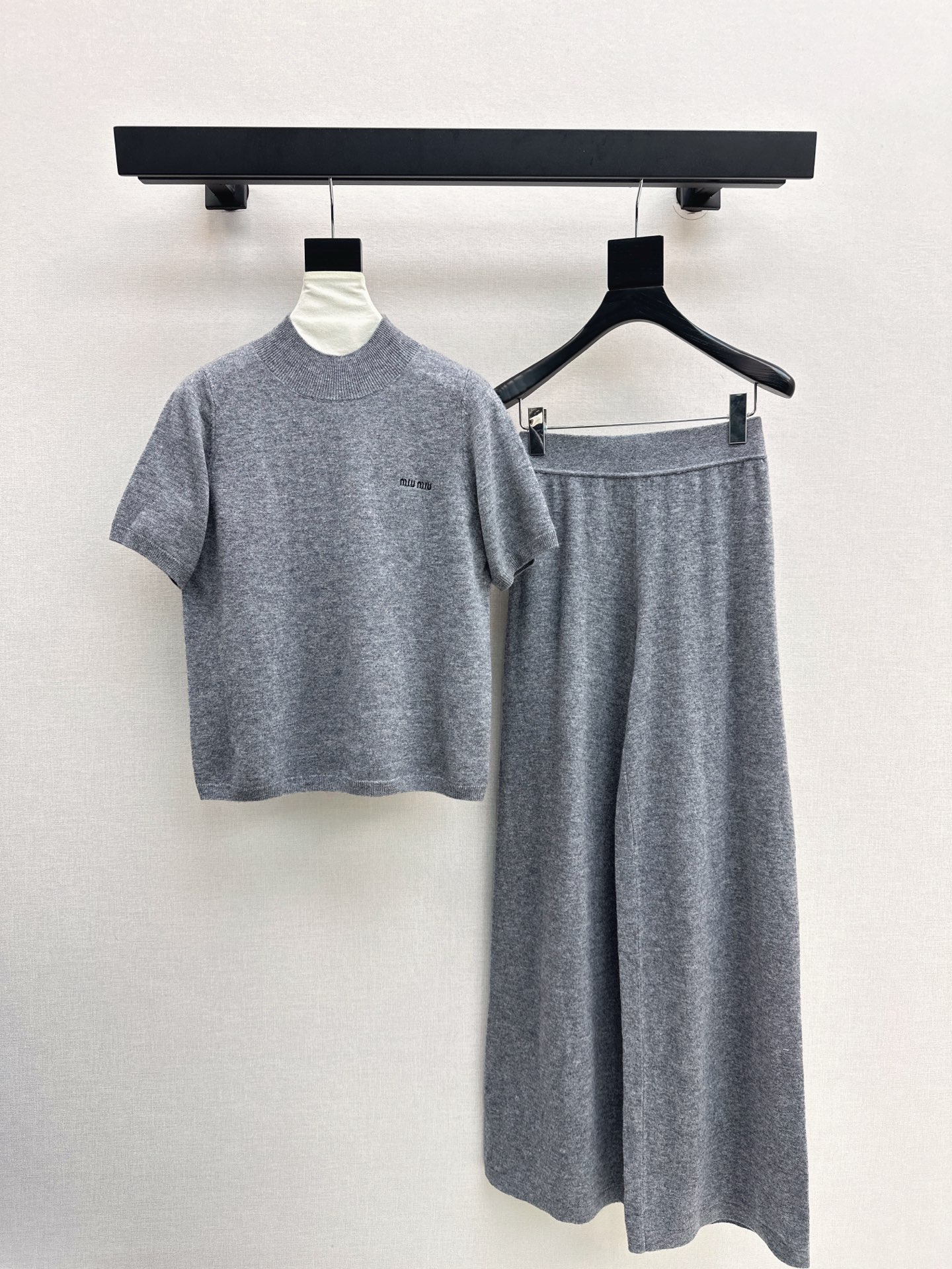 NO:560660,Recommended hot item Miu 25Ss - the latest lazy style wool suit with logo letter embroidery short-sleeved sweater + straight pants for autumn and winter. 100% thickened worsted wool yarn fabric. Simple and elegant lazy version. Durable. Warmth and appearance are both online. The most practical and versatile boutique. Autumn and winter base layering for daily high-end!  !  Extra large elasticity for sale in a set that suits your body shape. Three colors sml, miumiu, sweaters, T-shirt, alexander wang19860909爆单款推荐 Miu 25Ss———秋冬最新款慵懒风羊毛套装logo字母刺绣短袖毛衣+直筒裤 百分百加厚精纺羊毛纱线面料 简约大气慵懒版型 经久耐穿 保暖度和颜值却都在线～～最实穿百搭的精品 秋冬打底叠穿日常高级！！超大弹力不挑身材一套出售 三色sml,,miumiu,sweaters,T-shirt,alexander wang,Women's clothing