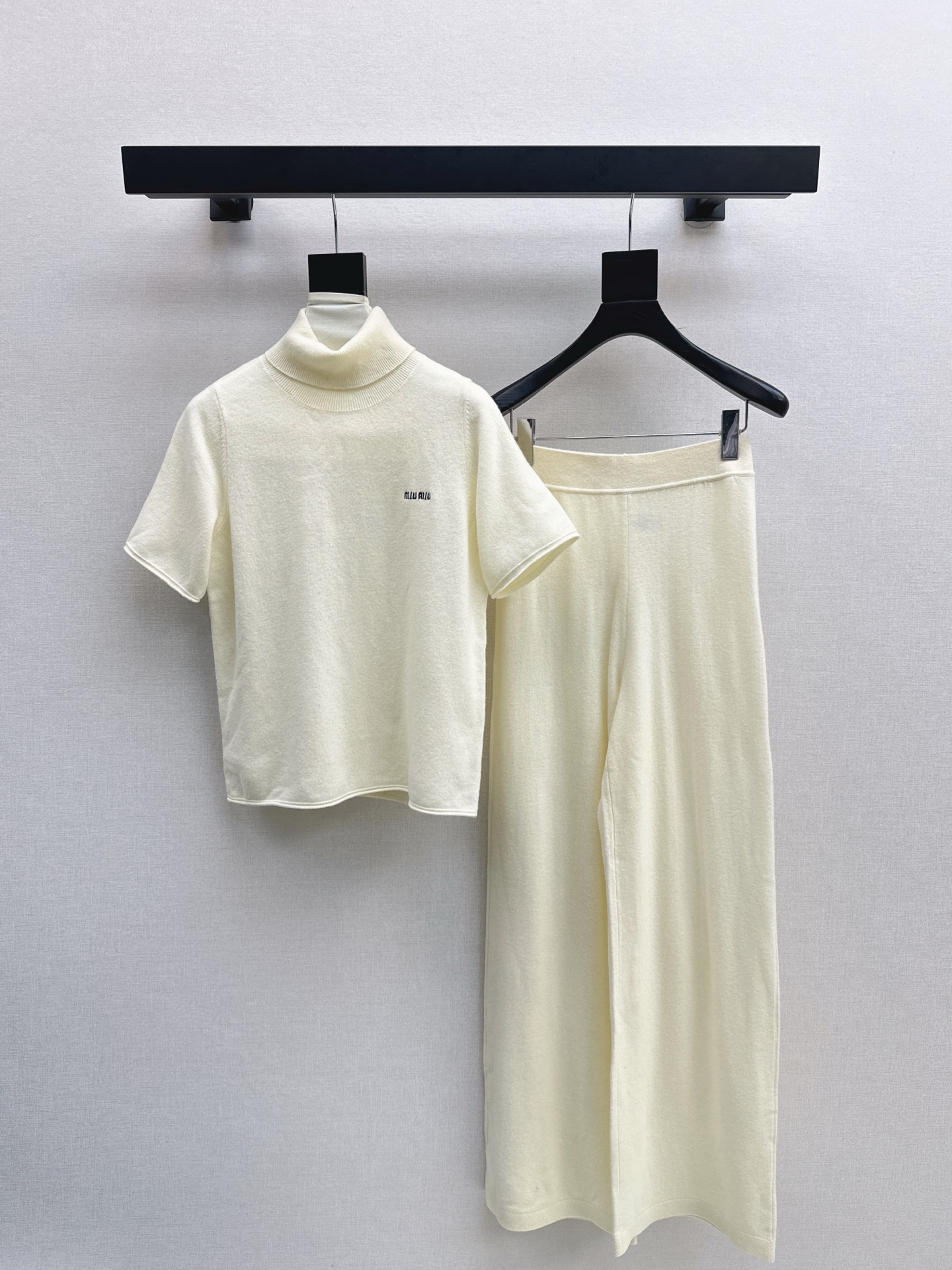 NO:560655,Miu 25Ss - the latest lazy style wool suit in autumn and winter. High-neck short-sleeved sweater + elastic waist straight pants. 100% worsted wool yarn fabric. Simple and elegant lazy version. Durable. Warmth and appearance are both online~~ The most practical and versatile boutique. Autumn and winter base layering for daily high-end!  !  Extra large elasticity for sale in a set that suits your body shape. Three colors available for sale now. SML, miumiu, sweaters, T-shirt, alexander wang19860909Miu 25Ss———秋冬最新款慵懒风羊毛套装高领短袖毛衣+松紧腰直筒裤 百分百精纺羊毛纱线面料 简约大气慵懒版型 经久耐穿 保暖度和颜值却都在线～～最实穿百搭的精品 秋冬打底叠穿日常高级！！超大弹力不挑身材一套出售 三色现货发售sml,,miumiu,sweaters,T-shirt,alexander wang,Women's clothing