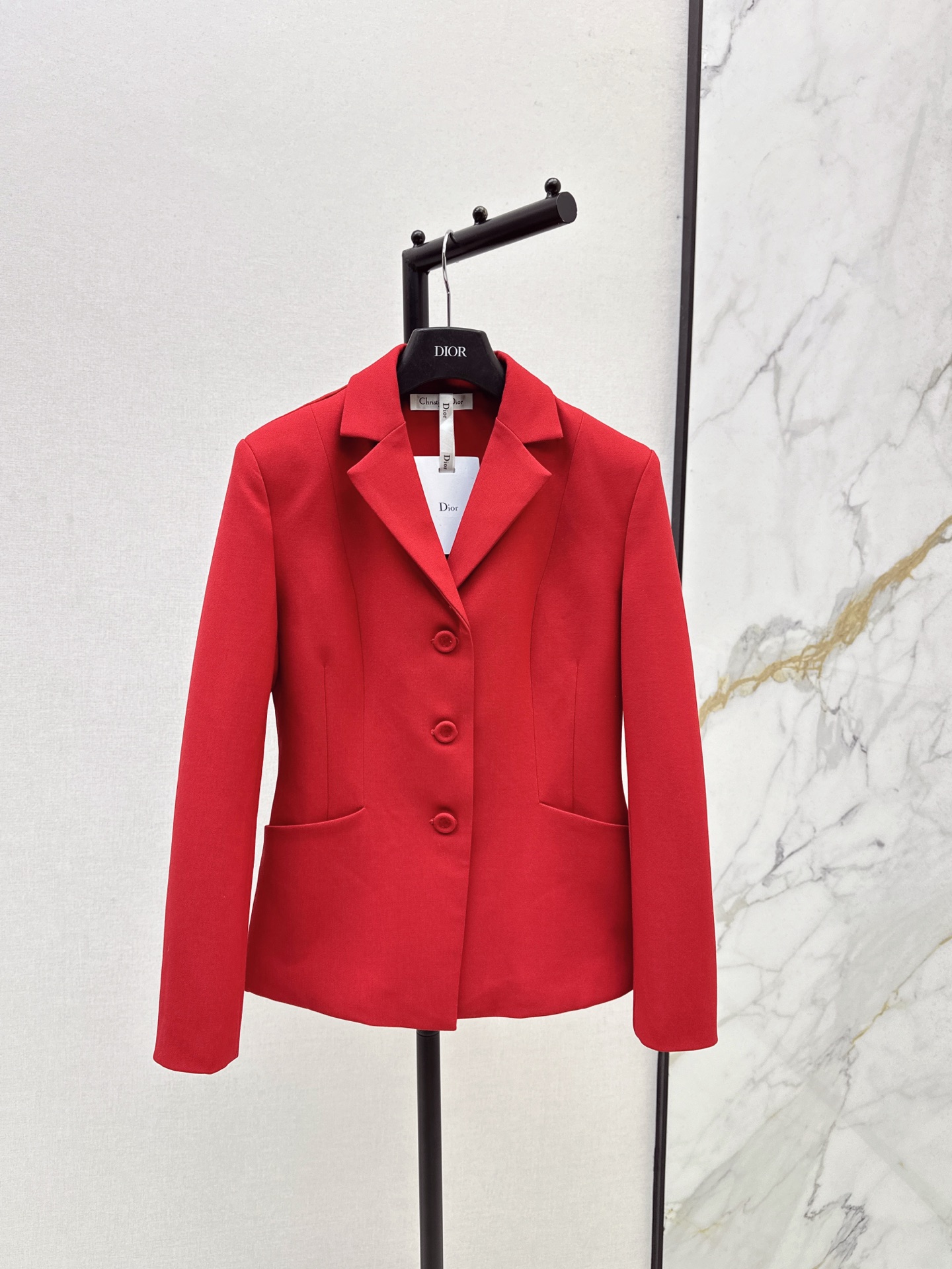 NO:560641,CD 25Ss————The latest minimalist and handsome single-breasted slim-fitting suit jacket for autumn and winter. The suit with lapel shoulder pads and gun-notch neckline is full of retro and high-end feeling. The three-dimensional tailoring waist version fits the body curve and makes it more tall and slim. Customized wool blended fabric has a crisp, stylish and elegant texture. It is very practical and can be used for daily commuting. Three colors are on sale now: smlxl,, jackets & coats, business suit, alexander wang19860909CD 25Ss————秋冬最新款极简主义帅气单排扣修身西装外套 翻领垫肩西装搭配枪驳领口复古高级感满满 立体剪裁收腰版型贴合人体曲线 更显挺拔苗条 定制羊毛混纺面料质感挺括有型干练优雅 实穿性很高 通勤日常都很好搭 三色现货发售smlxl,,jackets & coats,business suit,alexander wang,Women's clothing