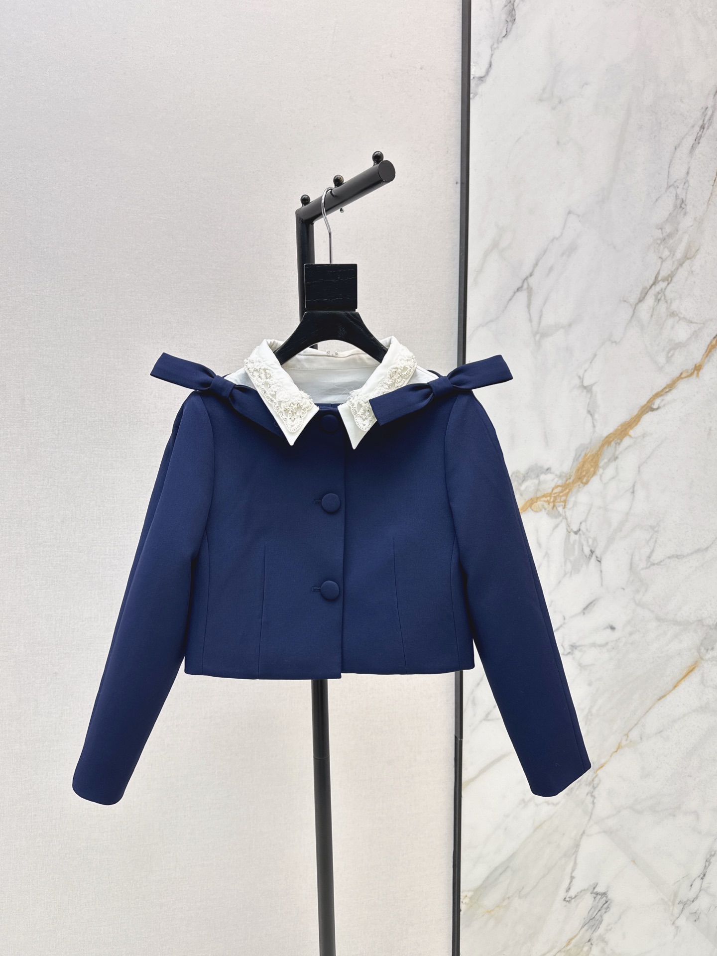 NO:560636,Fashionable design 25Ss - the latest youthful girl style navy blue bow short jacket in autumn and winter. Heavy embroidered neckline design is super age-reducing. Imported worsted fabric has excellent texture. A must-have item for fashionable nerdy literary girls. The inner safety pants are designed to prevent exposure. The long-legged artifact is sweet and salty. The temperament is versatile and not picky. Mix and match at the turn of the season. Super retro and fashionable. One color ready for sale sml,, jackets & coats, alexander wang19860909时髦设计 25Ss———秋冬最新款青春少女风藏蓝色蝴蝶结短款外套 重工绣花领口设计超级减龄 进口精纺面料质感超赞 时髦书呆子文艺少女必入单品 内里安全裤设计防走光 大长腿神器绝绝子 可甜可盐气质百搭不挑人 季节交替时混搭超复古时髦 一色现货发售sml,,jackets & coats,alexander wang,Women's clothing