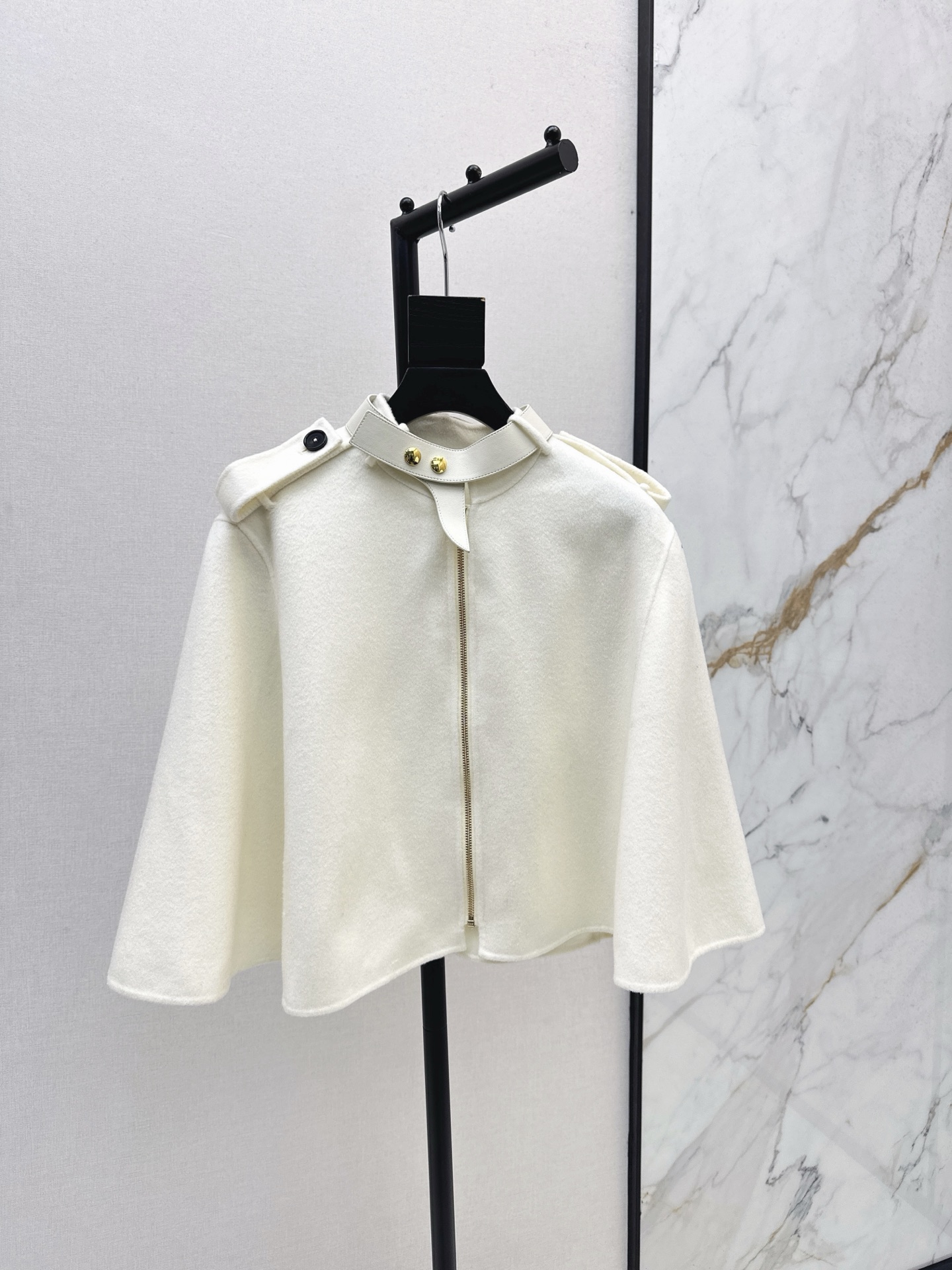 NO:560617,Exclusive model with dust bag ~ L Family 25Ss - the latest double-sided nylon cape short coat in autumn and winter. It is full of atmosphere this winter. It has a high-end temperament, sweet and elegant, and a sense of fashion. It is an indispensable atmospheric artifact in winter. It is also an important item for attending important occasions. It is made of wool and cashmere double-sided nylon material. It is very high-end with gold buckles. Two colors are available in stock. sml, louis vuitton, jackets & coats, alexander wang19860909配防尘袋独家款～ L家 25Ss———秋冬最新款双面尼斗篷小短款外套 这个冬天氛围感拉满 气质高级 甜美优雅 时髦感也在线 是冬天必不可少的氛围感神器 出席重要的场合也是一件重要的单品 采用羊毛羊绒双面尼材质 搭配金扣很高级 两色现货发售sml,,louis vuitton,jackets & coats,alexander wang,Women's clothing