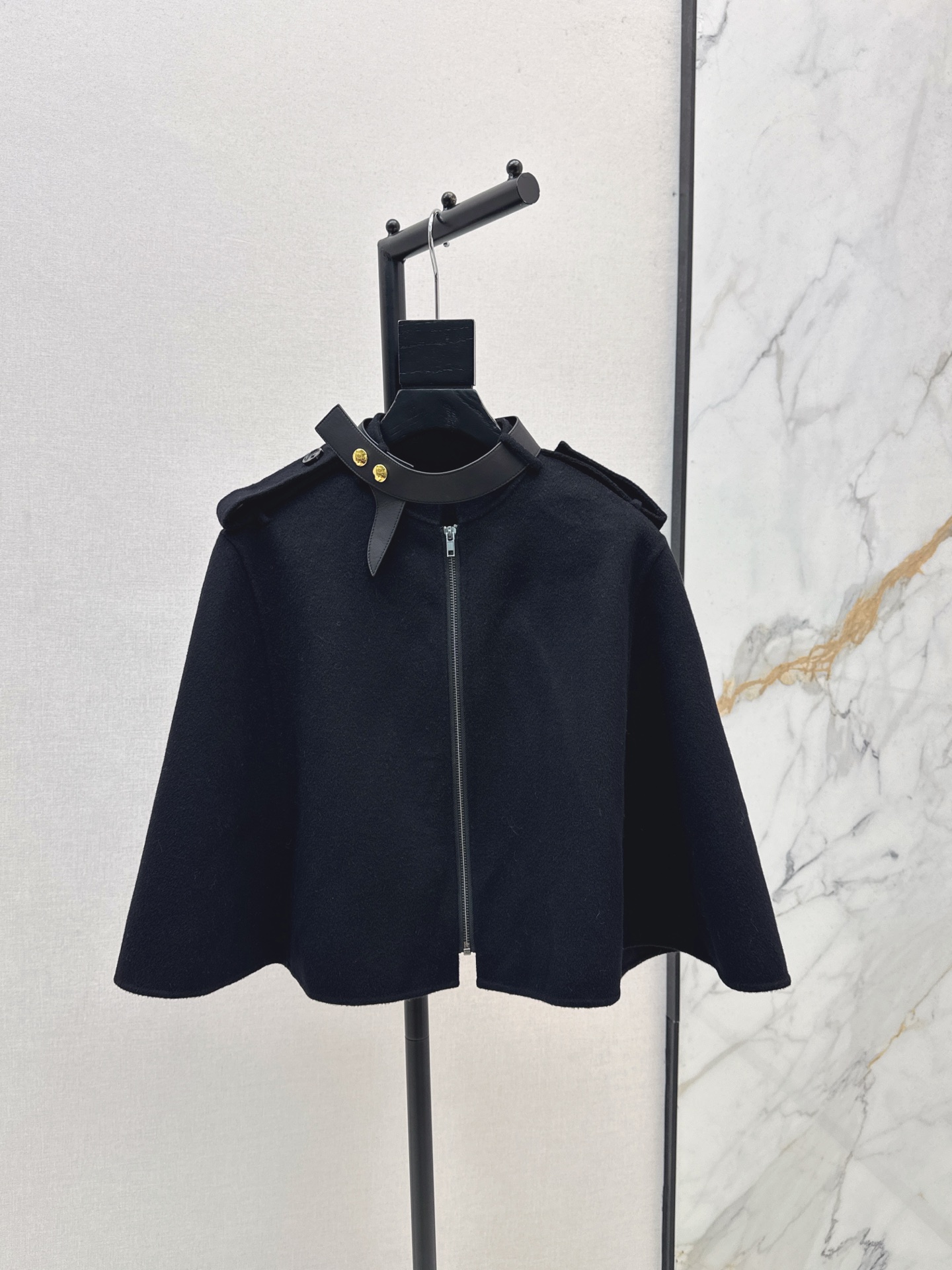 NO:560622,Exclusive model with dust bag ~ L Family 25Ss - the latest double-sided nylon cape short coat in autumn and winter. It is full of atmosphere this winter. It has a high-end temperament, sweet and elegant, and a sense of fashion. It is an indispensable atmospheric artifact in winter. It is also an important item for attending important occasions. It is made of wool and cashmere double-sided nylon material. It is very high-end with gold buckles. Two colors are available in stock. sml, louis vuitton, jackets & coats, alexander wang19860909配防尘袋独家款～ L家 25Ss———秋冬最新款双面尼斗篷小短款外套 这个冬天氛围感拉满 气质高级 甜美优雅 时髦感也在线 是冬天必不可少的氛围感神器 出席重要的场合也是一件重要的单品 采用羊毛羊绒双面尼材质 搭配金扣很高级 两色现货发售sml,,louis vuitton,jackets & coats,alexander wang,Women's clothing