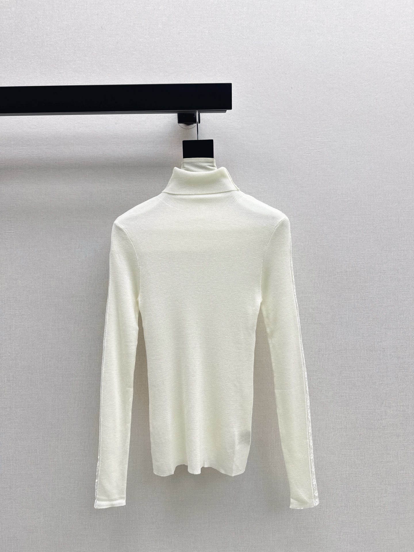 NO:560613,A must-have for everyone, Es 25Ss————The latest high-neck bottoming shirt with spliced ​​lace design in autumn and winter. A must-have for daily use. It is easy to wear and match. It is made of wool knitted yarn. It is very soft and comfortable. The sleeves are spliced ​​with lace on both sides. It is bright but not too eye-catching. Available in four colors. sml, alexander wang19860909人手必备 Es 25Ss————秋冬最新款拼接蕾丝设计高领打底衫 日常必备款 各种好穿好搭配 采用羊毛针织纱线面料 十分软糯贴身舒适 双侧袖子拼接蕾丝装饰 有亮点又不过分吸睛 四色现货发售sml,,alexander wang,Women's clothing