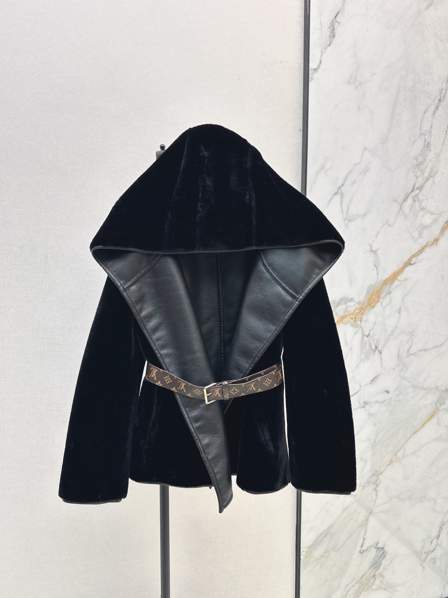 NO:560610,Comes with dust bag L Home 25Ss————The latest fur-integrated classic wrap-style short coat for autumn and winter is made of 100% sheep fur-integrated fabric. The versatile black color shows a simple and elegant style. The wrap-style silhouette complements the wide hood. The casual belt achieves the waist design. Purely handmade craftsmanship. One color ready for sale sml,, louis vuitton, sheepskin, hats, alexander wang19860909配防尘袋L家 25Ss————秋冬最新款皮毛一体经典围裹式短款大衣采用百分百绵羊皮毛一体面料百搭黑色系展现素雅格调 围裹式廓形与宽大兜帽相映成趣 休闲腰带成就束腰设计 纯手工制作工艺 一色现货发售sml,,louis vuitton,sheepskin,hats,alexander wang,Women's clothing