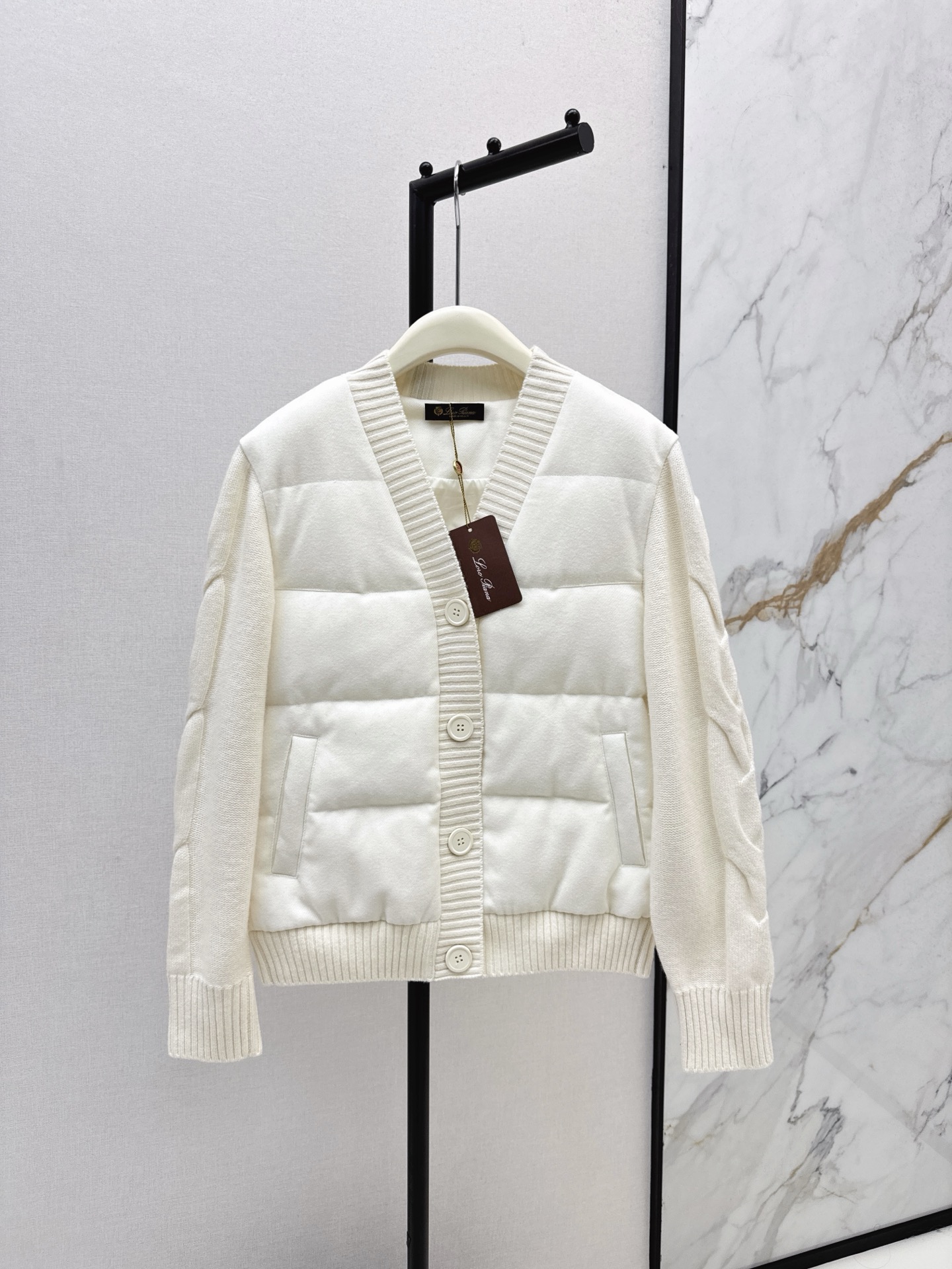 NO:560642,Exclusive model with dust bag ~ LP 25Ss————The latest stand-collar knitted splicing down jacket for autumn and winter, custom-made sheep wool nylon fabric + wool knitted fabric with white goose down filling lining. The wool knitted material echoes the sleeves to highlight the style. The regular slim fit is different from the large version. The upper body is light and fashionable. It integrates warmth and fashion. Get rid of the traditional down bloat. Southern babies can get it in one piece in autumn and winter. Northern babies can layer it in winter.  Three colors ready for sale sml, loro piana, down jacket, alexander wang19860909配防尘袋独家款～LP 25Ss————秋冬最新款立领针织拼接羽绒服定制绵羊毛尼面料+羊毛针织面料白鹅绒填充内里 羊毛针织材质与衣袖相呼应 彰显格调 常规修身版型区别于大版型 上身轻盈时尚 集保暖与时髦一体 摆脱传统的羽绒臃肿 南方宝宝秋冬一件搞定 北方宝宝入冬叠穿 定 三色现货发售sml,,loro piana,down jacket,alexander wang,Women's clothing