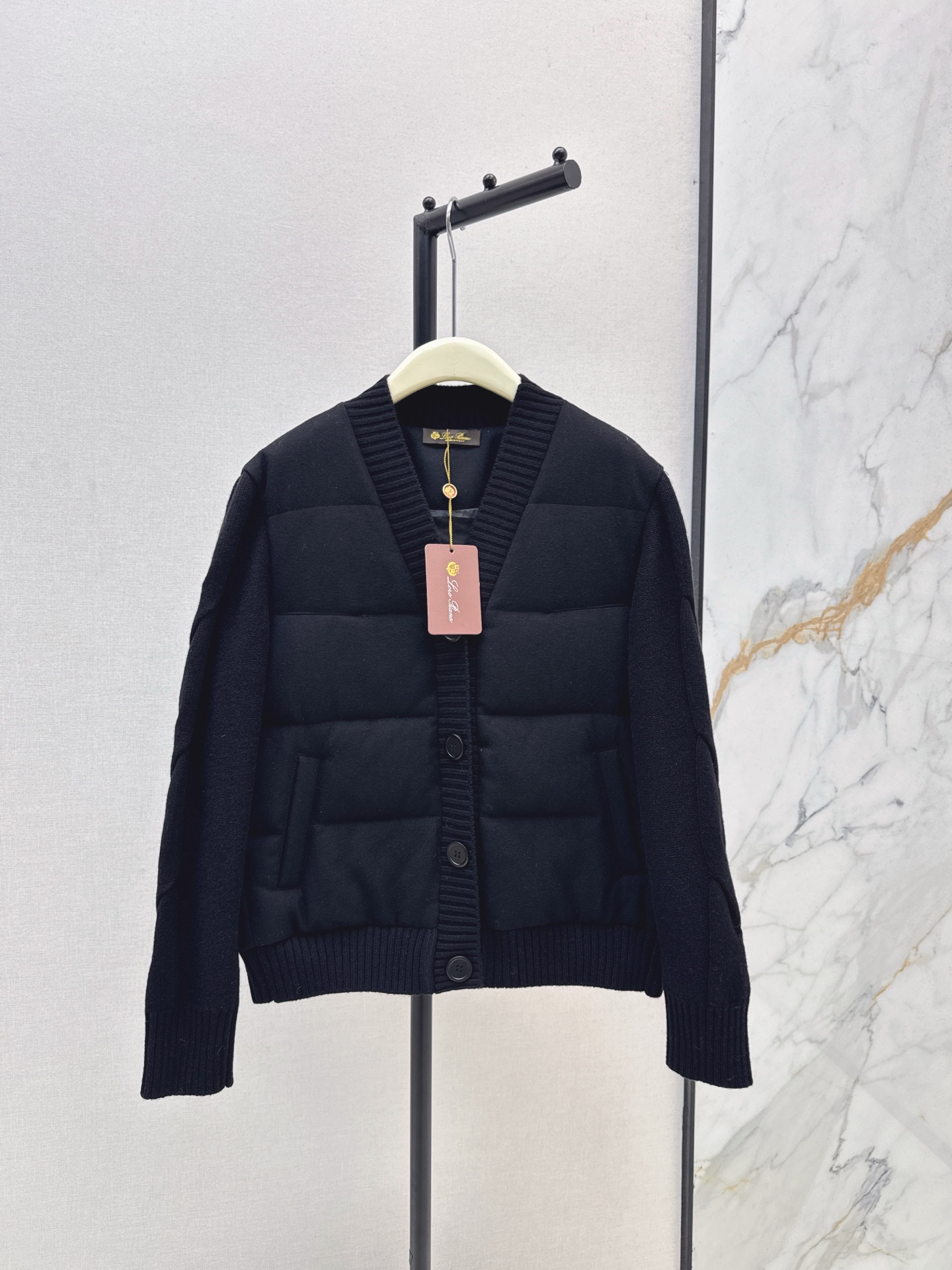 NO:560637,Exclusive model with dust bag ~ LP 25Ss————The latest stand-collar knitted splicing down jacket for autumn and winter, custom-made sheep wool nylon fabric + wool knitted fabric with white goose down filling lining. The wool knitted material echoes the sleeves to highlight the style. The regular slim fit is different from the large version. The upper body is light and fashionable. It integrates warmth and fashion. Get rid of the traditional down bloat. Southern babies can get it in one piece in autumn and winter. Northern babies can layer it in winter.  Three colors ready for sale sml, loro piana, down jacket, alexander wang19860909配防尘袋独家款～LP 25Ss————秋冬最新款立领针织拼接羽绒服定制绵羊毛尼面料+羊毛针织面料白鹅绒填充内里 羊毛针织材质与衣袖相呼应 彰显格调 常规修身版型区别于大版型 上身轻盈时尚 集保暖与时髦一体 摆脱传统的羽绒臃肿 南方宝宝秋冬一件搞定 北方宝宝入冬叠穿 定 三色现货发售sml,,loro piana,down jacket,alexander wang,Women's clothing