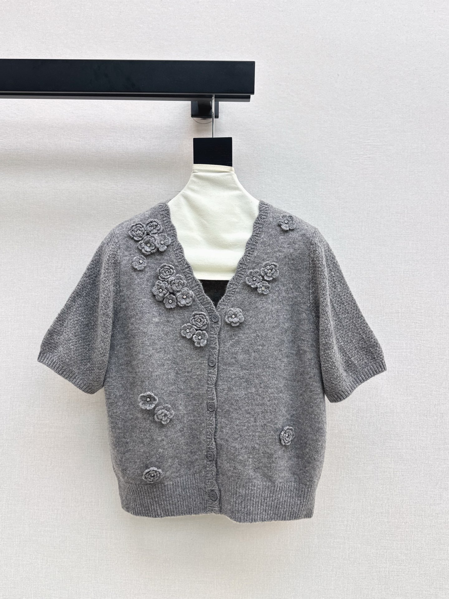 NO:560633,Gentle daily essential C Home 25Ss————The latest gentle girl must-have three-dimensional flower-decorated V-neck sweater in autumn and winter. It is so easy to match. It has a gentle retro style for daily use. The fabric span is very large and can be worn by girls and mature women with different tastes. Highly recommended~~ Two colors are available in stock sml,,chanel,sweaters,alexander wang19860909温柔日常必备 C家 25Ss————秋冬最新款温柔女孩必备立体花朵装饰V领毛衣太好搭啦很日常的温柔复古风 面料跨度很大少女熟女都可穿出不同味道 强烈推荐哦～～ 两色现货发售sml,,chanel,sweaters,alexander wang,Women's clothing