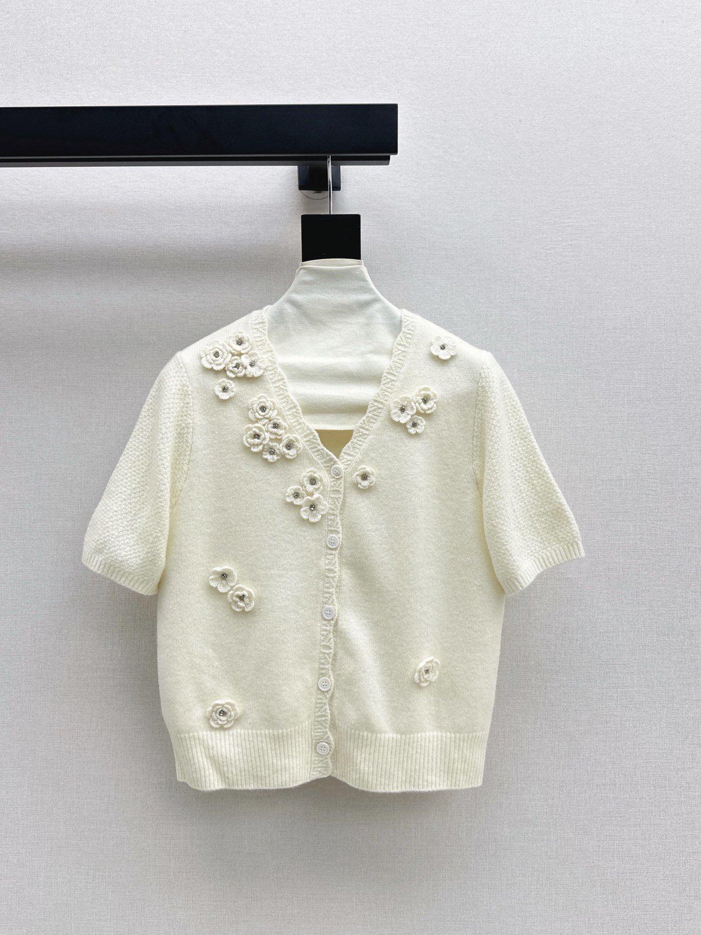 NO:560628,Gentle daily essential C Home 25Ss————The latest gentle girl must-have three-dimensional flower-decorated V-neck sweater in autumn and winter. It is so easy to match. It has a gentle retro style for daily use. The fabric span is very large and can be worn by girls and mature women with different tastes. Highly recommended~~ Two colors are available in stock sml,,chanel,sweaters,alexander wang19860909温柔日常必备 C家 25Ss————秋冬最新款温柔女孩必备立体花朵装饰V领毛衣太好搭啦很日常的温柔复古风 面料跨度很大少女熟女都可穿出不同味道 强烈推荐哦～～ 两色现货发售sml,,chanel,sweaters,alexander wang,Women's clothing