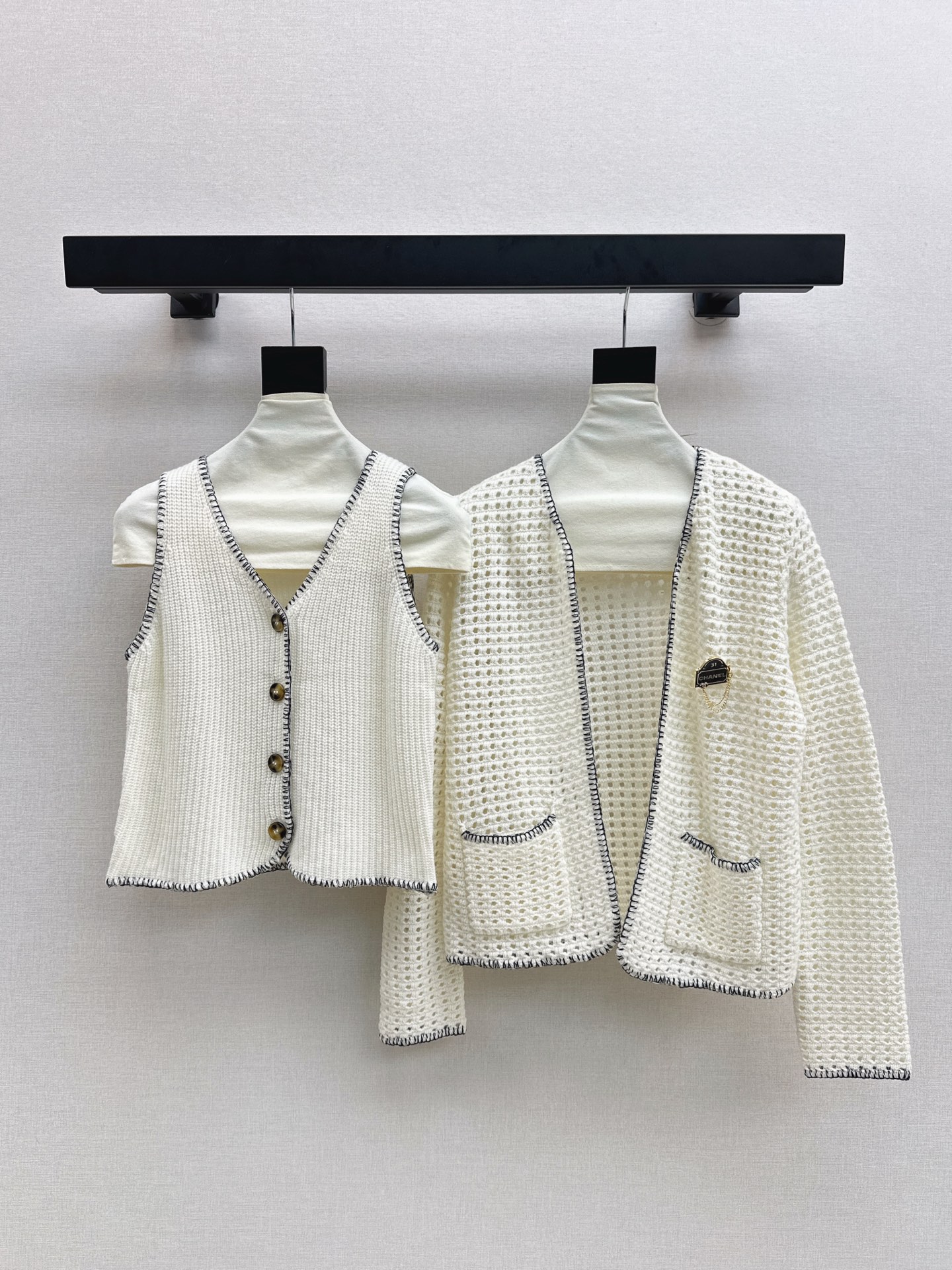 NO:560624,C Home 25Ss————The latest early autumn knitted cardigan two-piece set with hollow craftsmanship V-neck contrasting color vest + cardigan Wool yarn weaving High-end and comfortable texture Elastic elasticity makes it more refined Slimming outfit shows relaxed tonality Light luxury and fashionable temperament The first choice for fashionable wear in all seasons One set available in stock sml,,chanel,alexander wang19860909C家 25Ss————早秋最新款镂空工艺针织开衫两件套 V领撞色马甲+开衫 羊毛纱线织造 质感高级舒适 弹性松紧更显精致 显瘦穿搭尽显松弛调性 轻奢时髦气质 四季时尚穿搭首选 一套出 一色现货发售sml,,chanel,alexander wang,Women's clothing