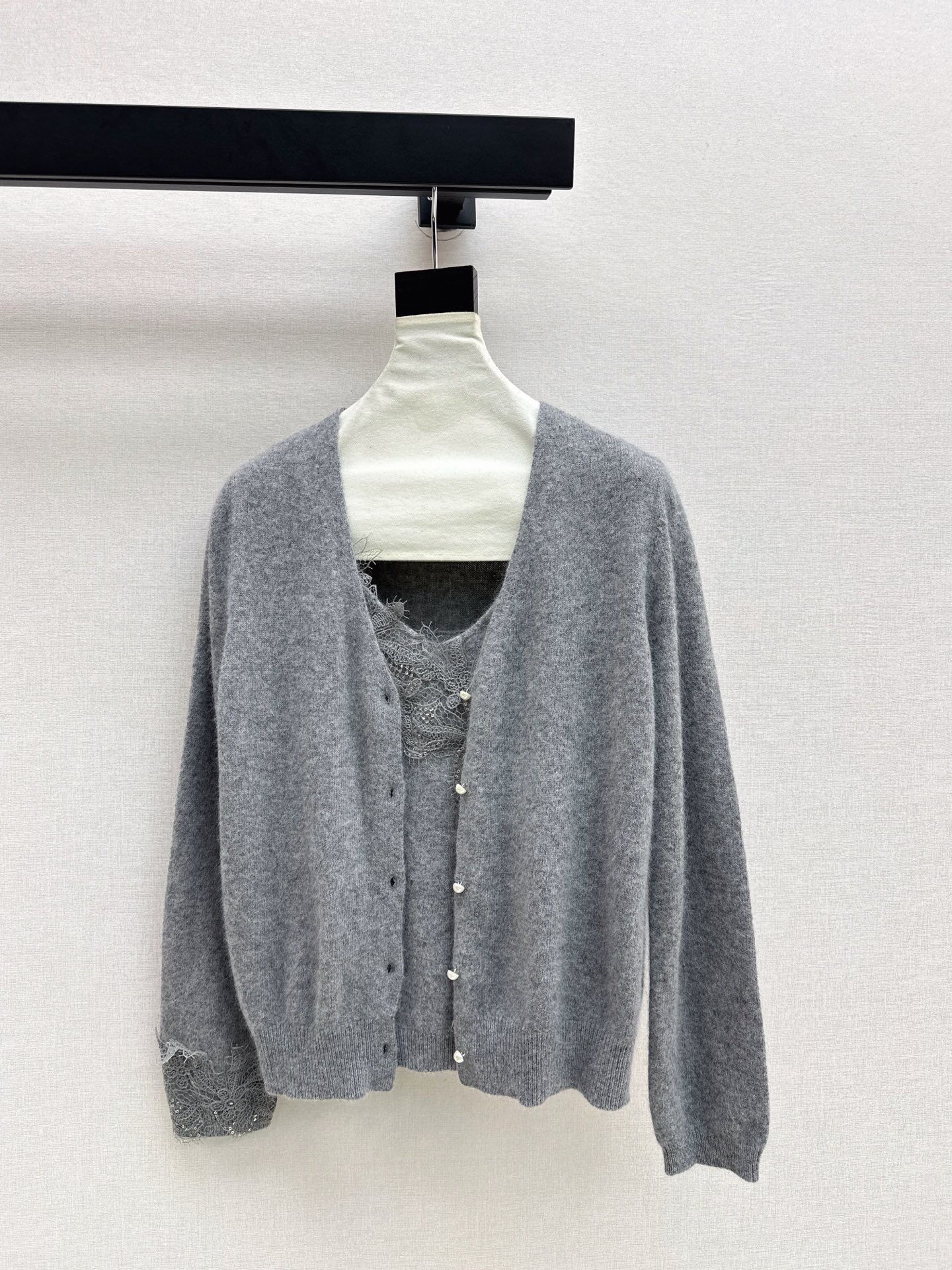 NO:560619,C Home 25Ss————The latest two-piece set of lace-embellished knitted cardigans for early autumn. Gentle lace-embellished small suspenders + V-neck cardigan. Wool yarn weaving. The texture is high-end and comfortable. The elasticity is more refined. The slimming outfit shows a relaxed tone. Light luxury and fashionable temperament. The first choice for fashionable outfits in all seasons. One set. Two colors available in stock. sml,,chanel,alexander wang19860909C家 25Ss————早秋最新款蕾丝装饰针织开衫两件套 温柔蕾丝装饰小吊带+V领开衫 羊毛纱线织造 质感高级舒适 弹性松紧更显精致 显瘦穿搭尽显松弛调性 轻奢时髦气质 四季时尚穿搭首选 一套出 两色现货发售sml,,chanel,alexander wang,Women's clothing