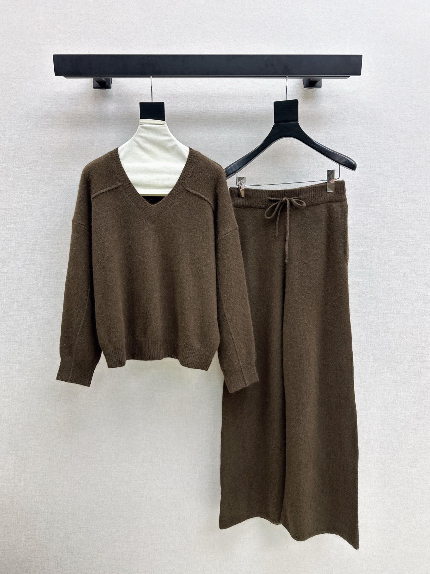 NO:560614,Exclusive debut of LP 25Ss - the latest lazy style wool suit for autumn and winter, long-termist V-neck pullover sweater + elastic waist straight pants, popular Maillard color series, 100% worsted wool yarn fabric, simple and elegant lazy version, durable, warm and beautiful, but both online~~ The most practical and versatile boutique, autumn and winter base layering for daily high-end!  !  Extra large elasticity that doesn’t care about your figure. Sold as a set. Three colors available for sale. SML, loro piana, sweaters, alexander wang19860909独家首发 LP 25Ss———秋冬最新款慵懒风羊毛套装长期主义V领套头毛衣+松紧腰直筒裤 爆单款美拉德色系 百分百精纺羊毛纱线面料 简约大气慵懒版型 经久耐穿 保暖度和颜值却都在线～～最实穿百搭的精品 秋冬打底叠穿日常高级！！超大弹力不挑身材 一套出售 三色现货发售sml,,loro piana,sweaters,alexander wang,Women's clothing