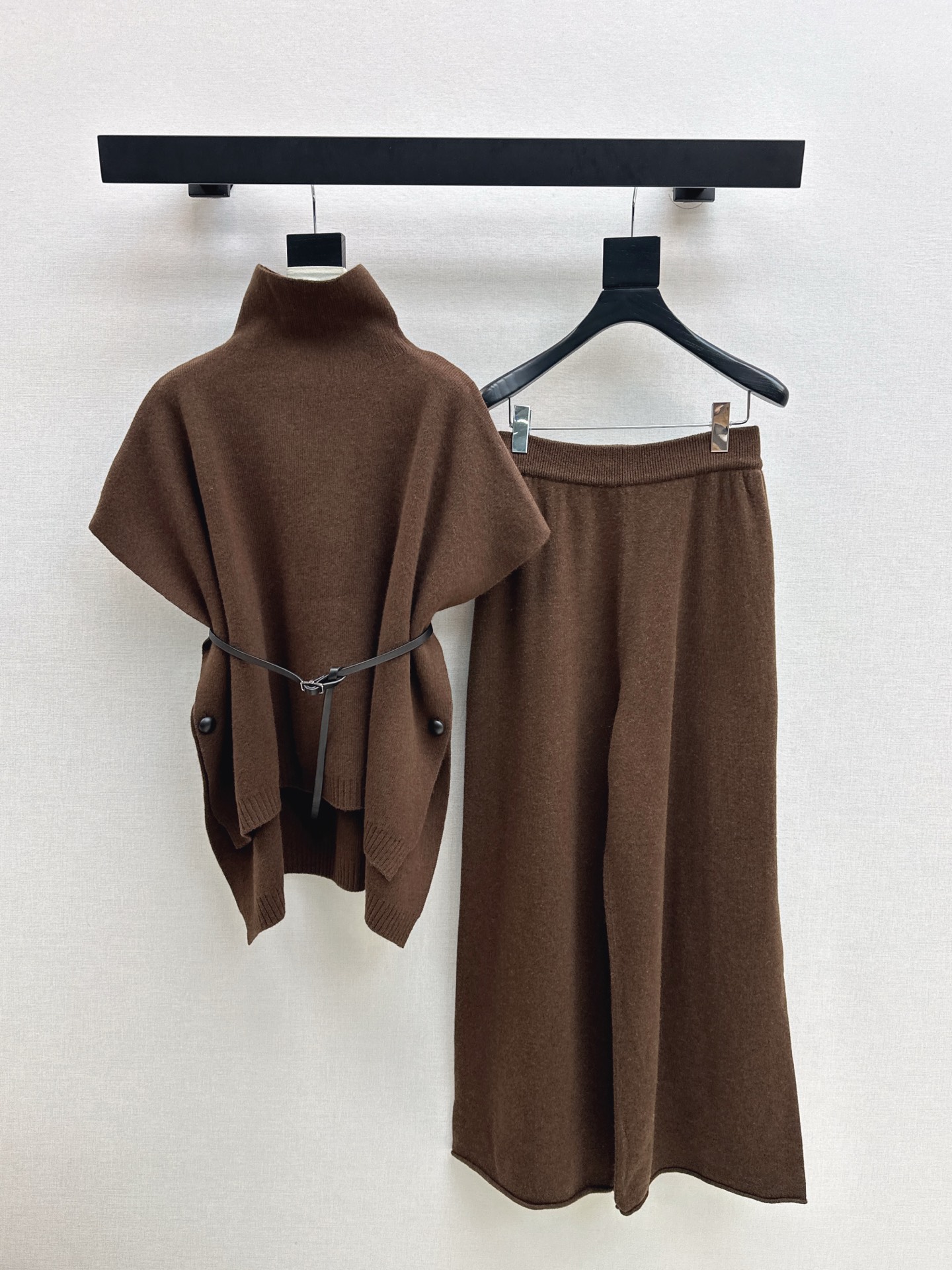 NO:560602,Exclusive first release of LP 25Ss - the latest fashionable British-style knitted turtleneck cape + straight pants in early autumn. Classic color matching. Close your eyes. The H version is super tolerant. It is really OK for daily commuting and dating. It is a magical item. Delivery belt comes in one set. Three colors are available for sale now: sml, loro piana, and alexander wang.19860909独家首发 LP 25Ss————早秋最新款时髦英伦风针织高领斗篷+直筒裤 经典配色闭眼入～～H版型包容性超棒 真正的做到了日常通勤约会都OK 简直神仙单品 配送腰带 一套出 三色现货发售sml,,loro piana,alexander wang,Women's clothing