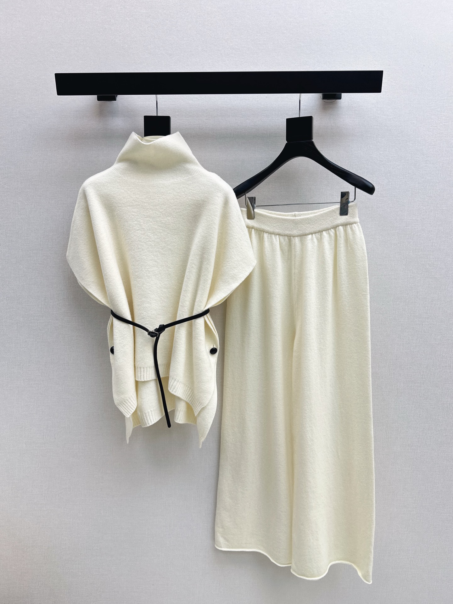 NO:560597,Exclusive first release of LP 25Ss - the latest fashionable British-style knitted turtleneck cape + straight pants in early autumn. Classic color matching. Close your eyes. The H version is super tolerant. It is really OK for daily commuting and dating. It is a magical item. Delivery belt comes in one set. Three colors are available for sale now: sml, loro piana, and alexander wang.19860909独家首发 LP 25Ss————早秋最新款时髦英伦风针织高领斗篷+直筒裤 经典配色闭眼入～～H版型包容性超棒 真正的做到了日常通勤约会都OK 简直神仙单品 配送腰带 一套出 三色现货发售sml,,loro piana,alexander wang,Women's clothing