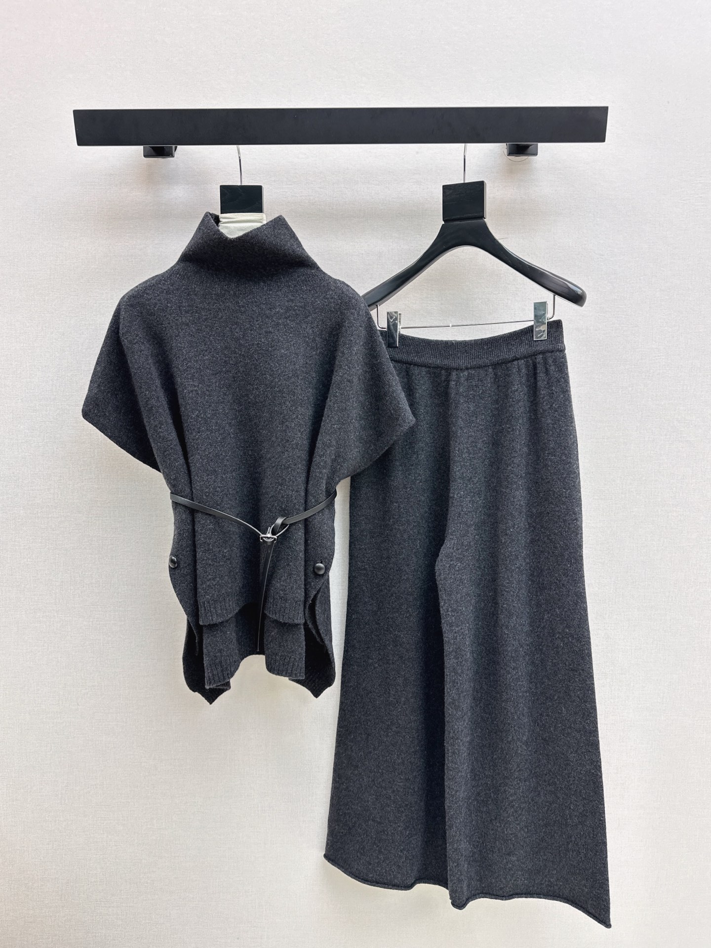 NO:560592,Exclusive first release of LP 25Ss - the latest fashionable British-style knitted turtleneck cape + straight pants in early autumn. Classic color matching. Close your eyes. The H version is super tolerant. It is really OK for daily commuting and dating. It is a magical item. Delivery belt comes in one set. Three colors are available for sale now: sml, loro piana, and alexander wang.19860909独家首发 LP 25Ss————早秋最新款时髦英伦风针织高领斗篷+直筒裤 经典配色闭眼入～～H版型包容性超棒 真正的做到了日常通勤约会都OK 简直神仙单品 配送腰带 一套出 三色现货发售sml,,loro piana,alexander wang,Women's clothing